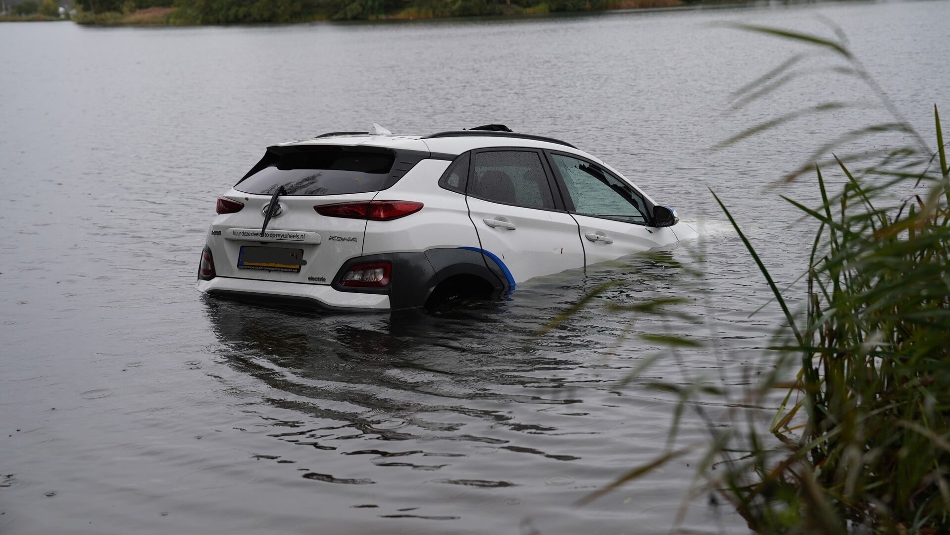 Auto te water in Rosmalen