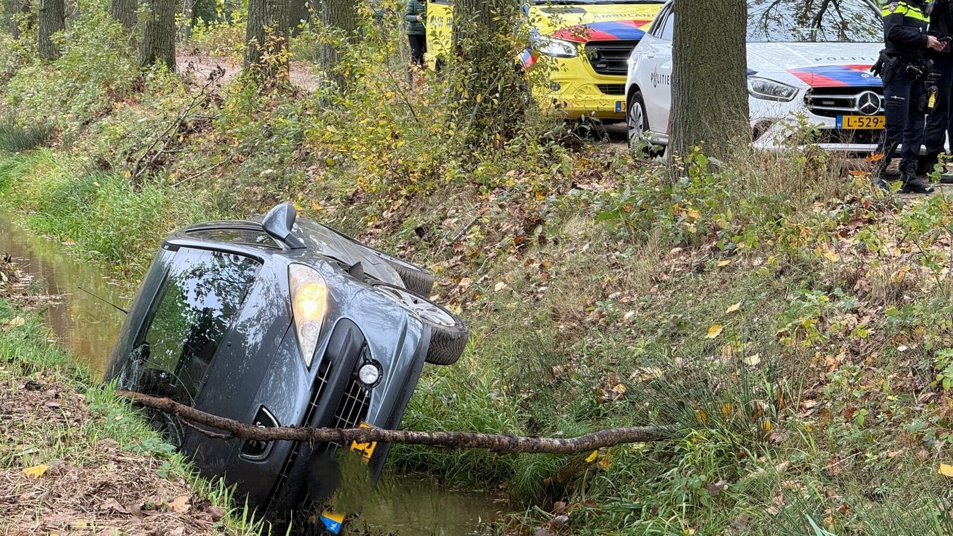 Jongeman overschat zichzelf en belandt met auto in de sloot
