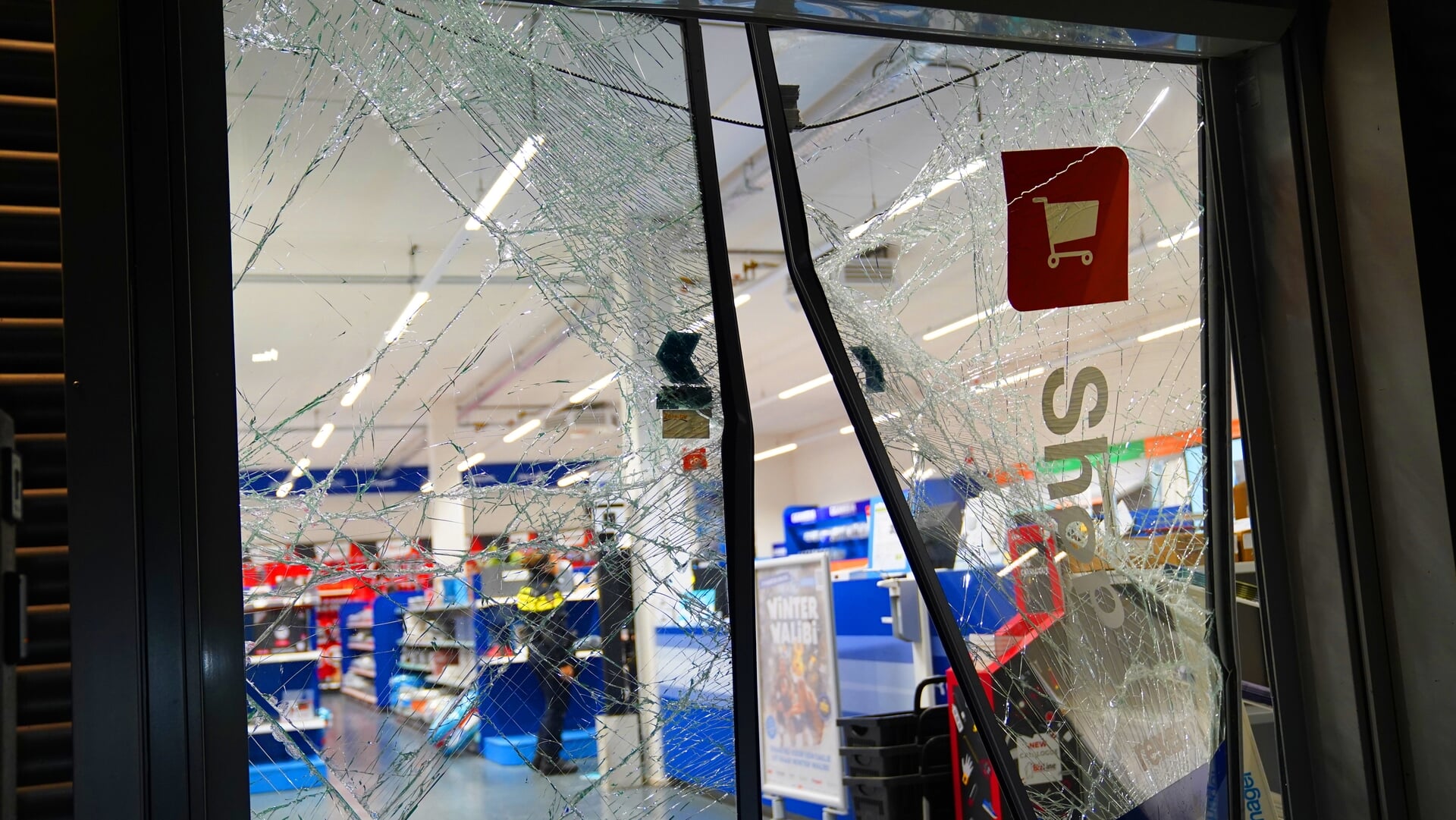 Ramkraak bij elektrowinkel Rexel in Den Bosch: deur vernield, buit onbekend