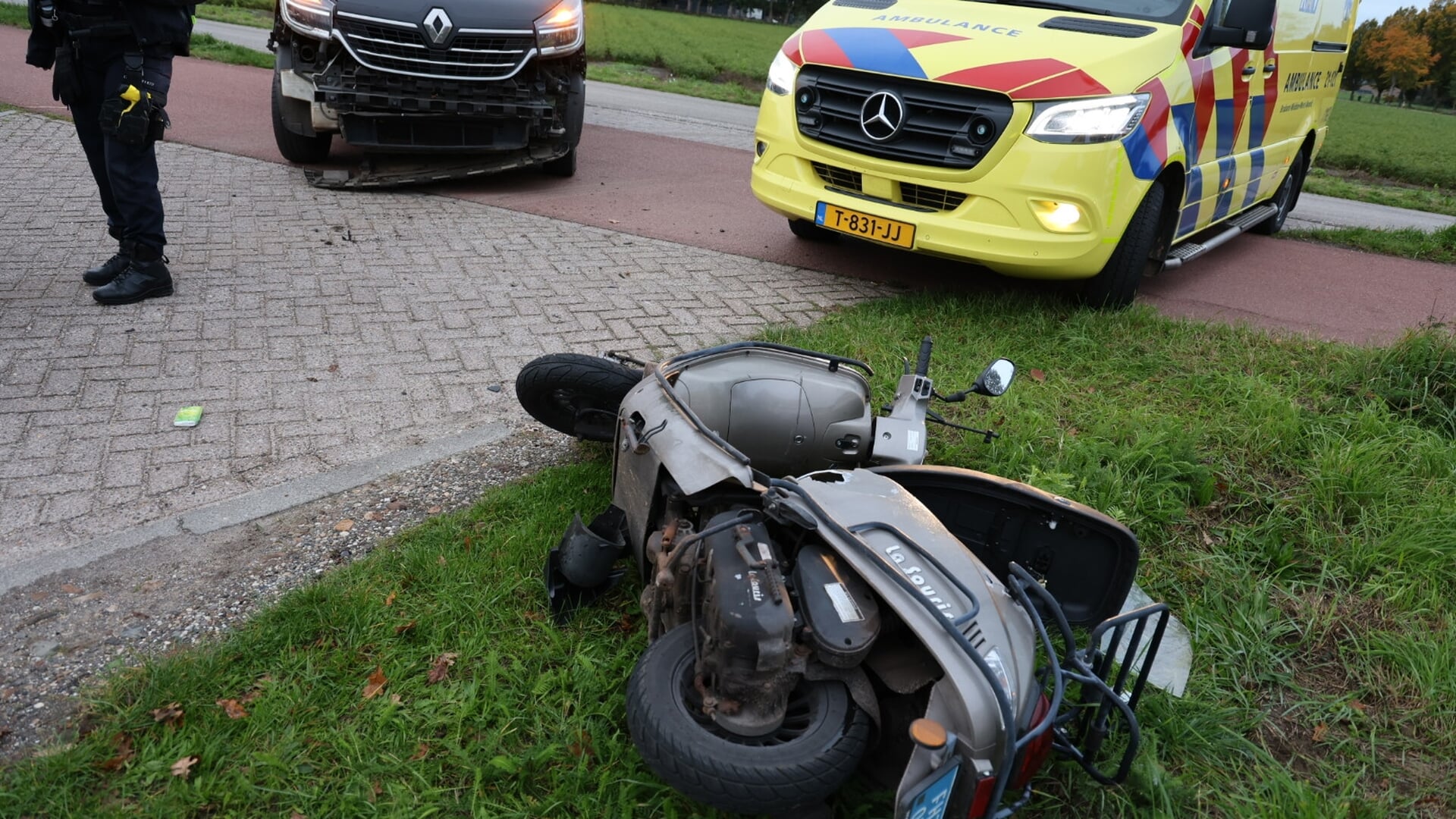 Scooterrijder hard ten val na botsing met bedrijfsbus in Sint Anthonis