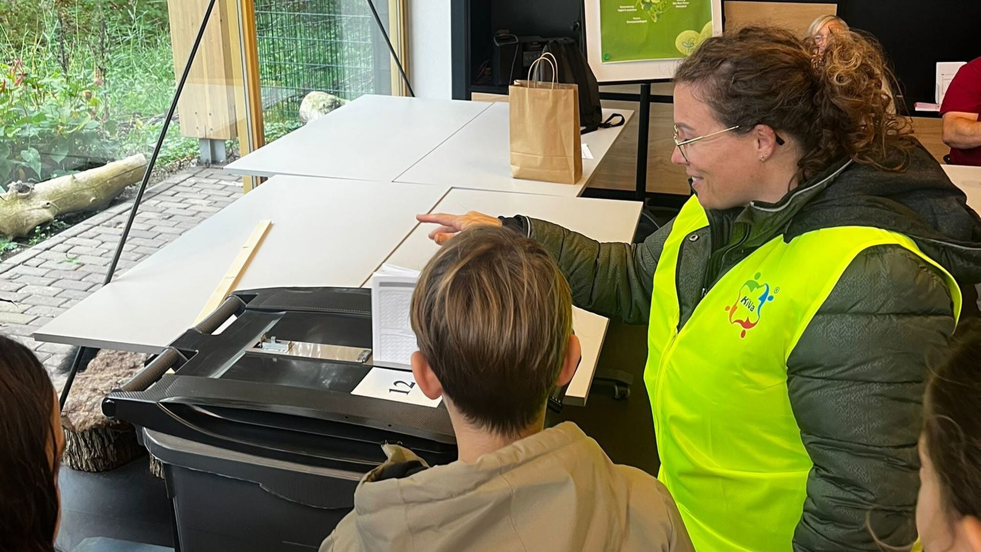 Groep 7 brengt bezoek aan stembureau ‘t Bundertje: ‘Ontzettend waardevol’