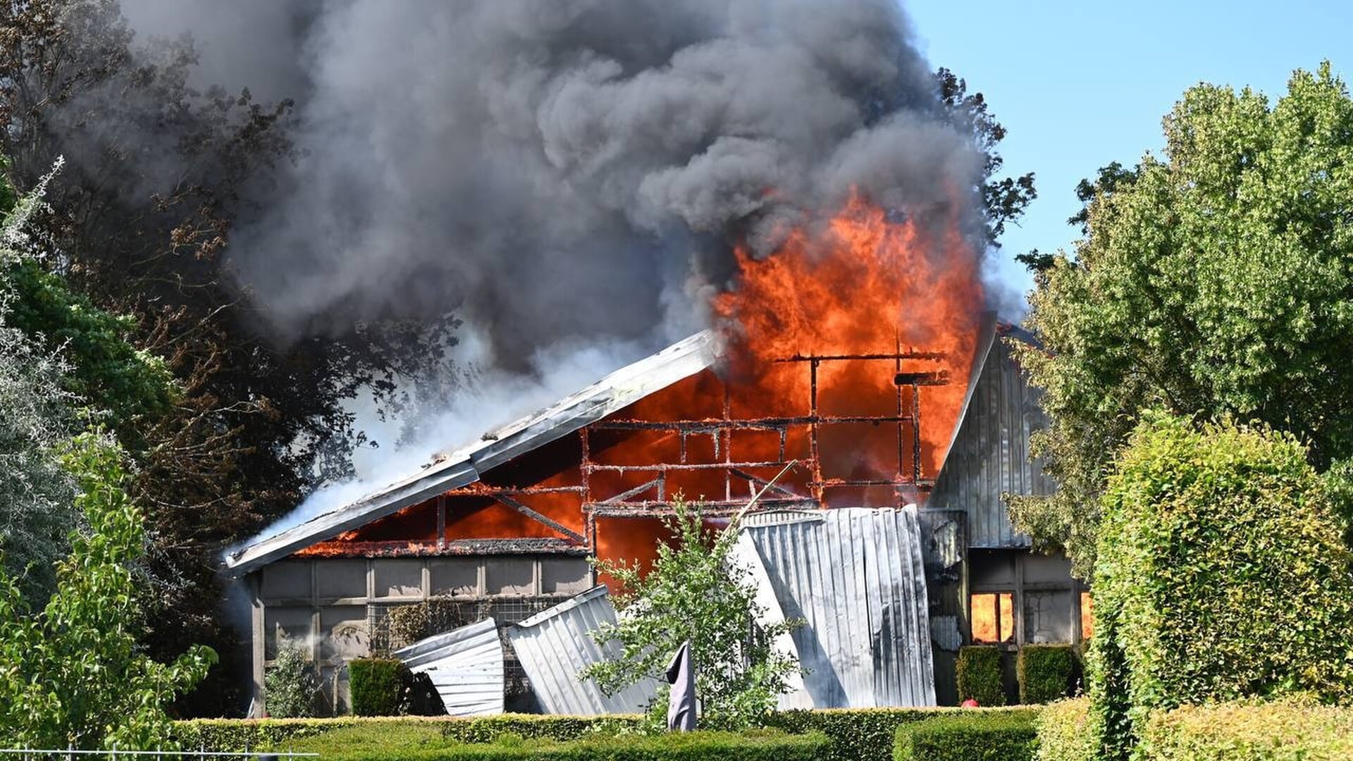 112 DRONTEN: Zeer grote brand verwoest schuur met zonnepanelen Wisentweg