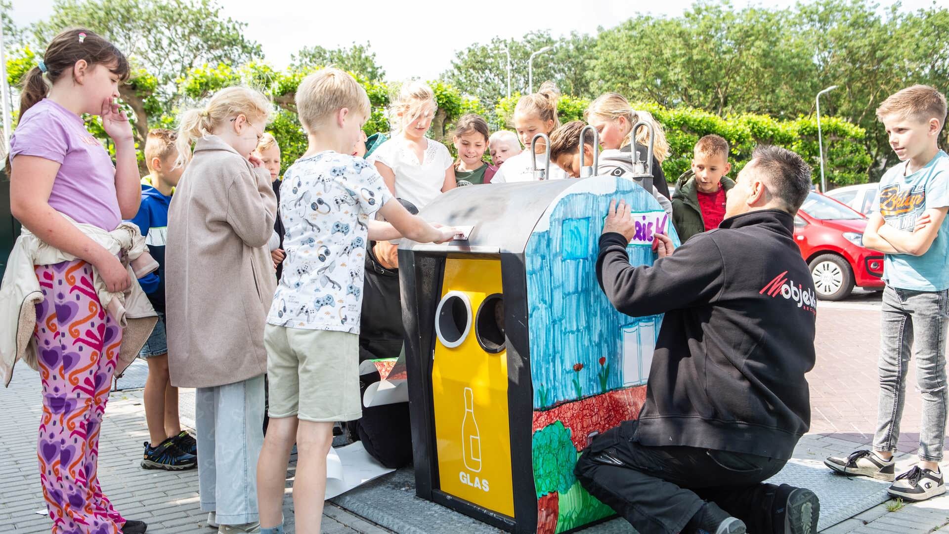 Leerlingen Bethelschool geven containers kleur