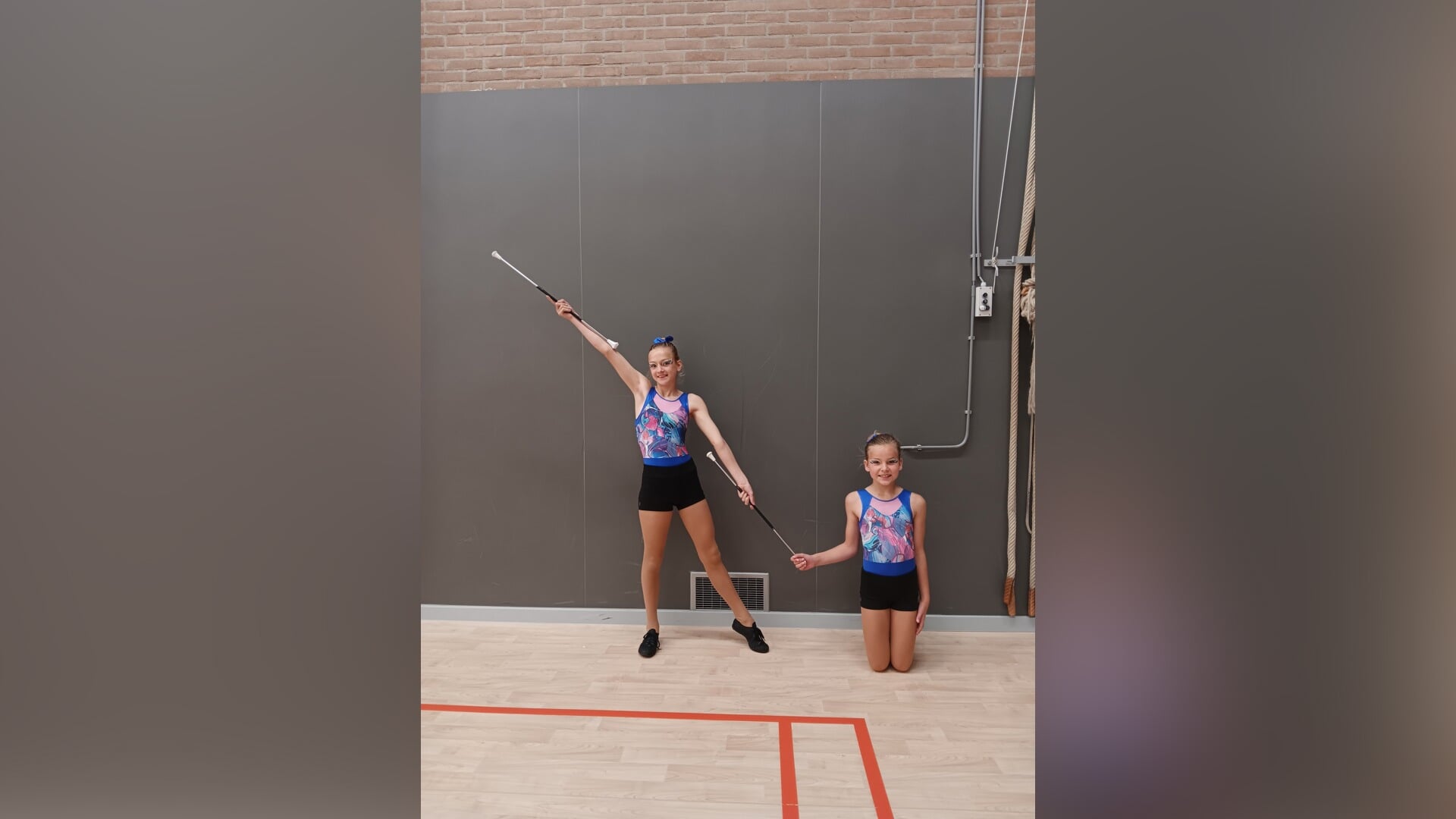 Twirlvereniging Majofique Wezep scorend op eigen wedstrijd.