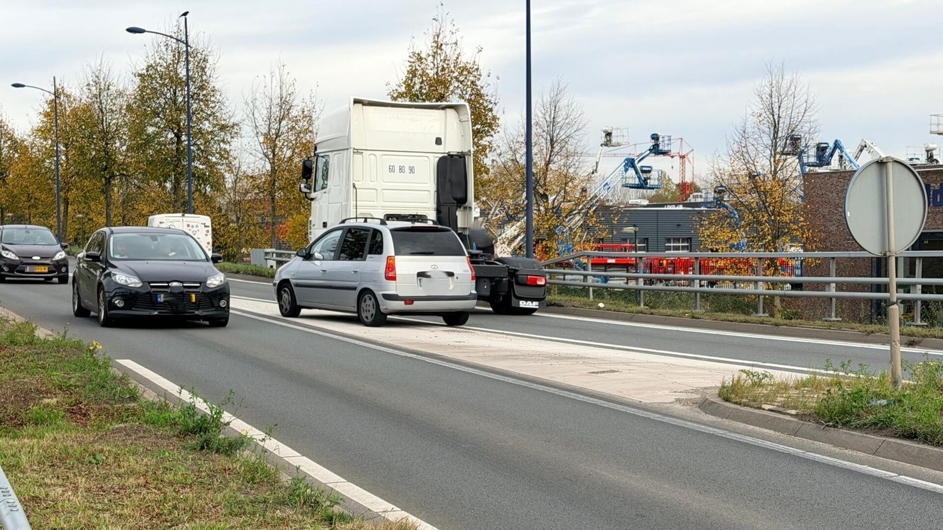 Vrachtwagen zorgt voor verkeerschaos in Veghel
