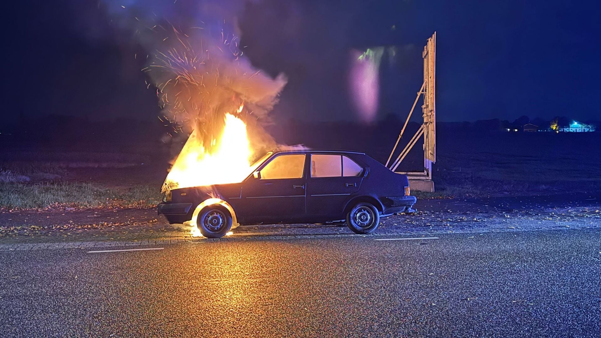 Auto vliegt tijdens rijden in brand aan Middenweg