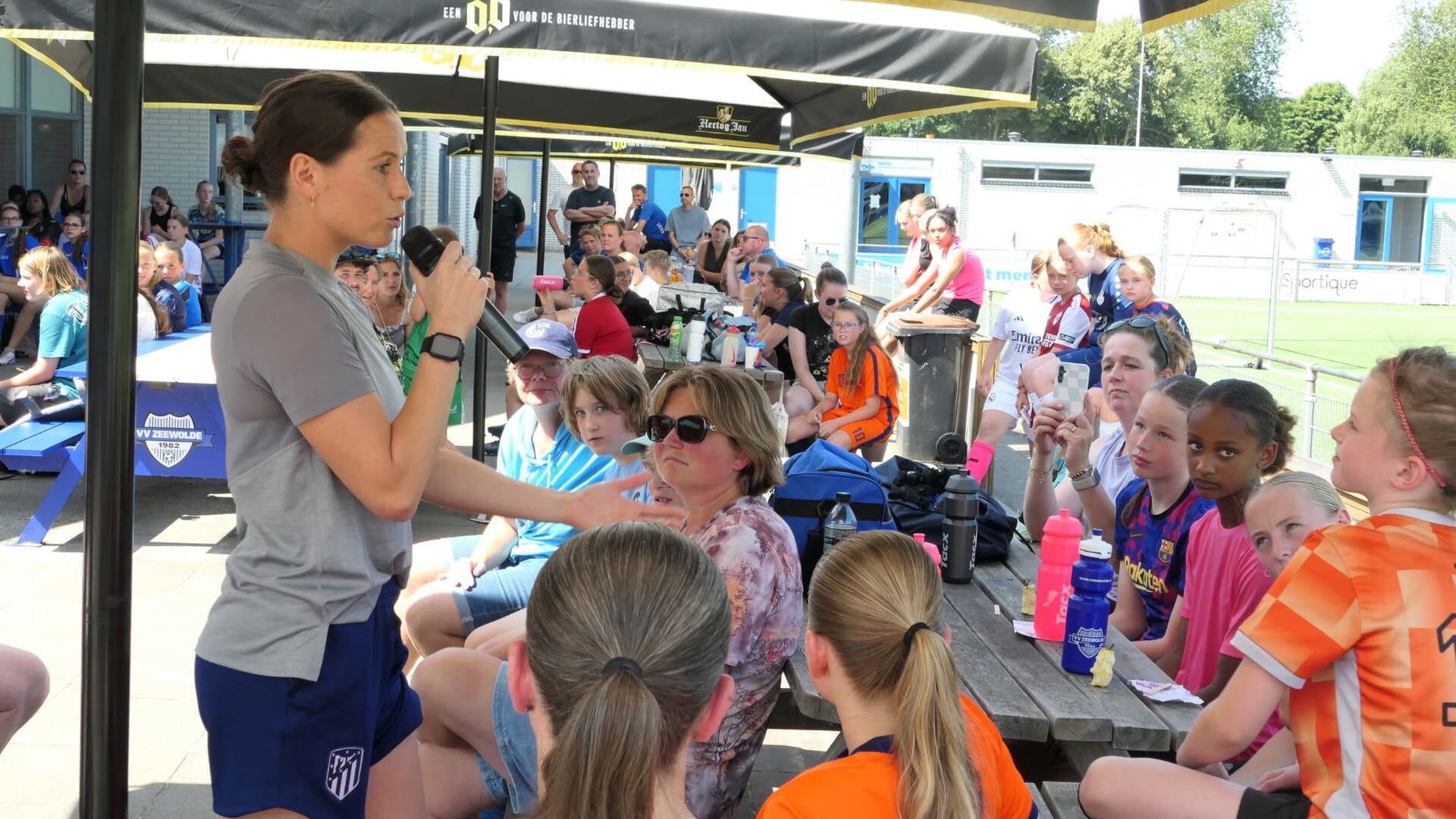 Merel van Dongen geeft extra kleur aan Ladies Day bij VV Zeewolde