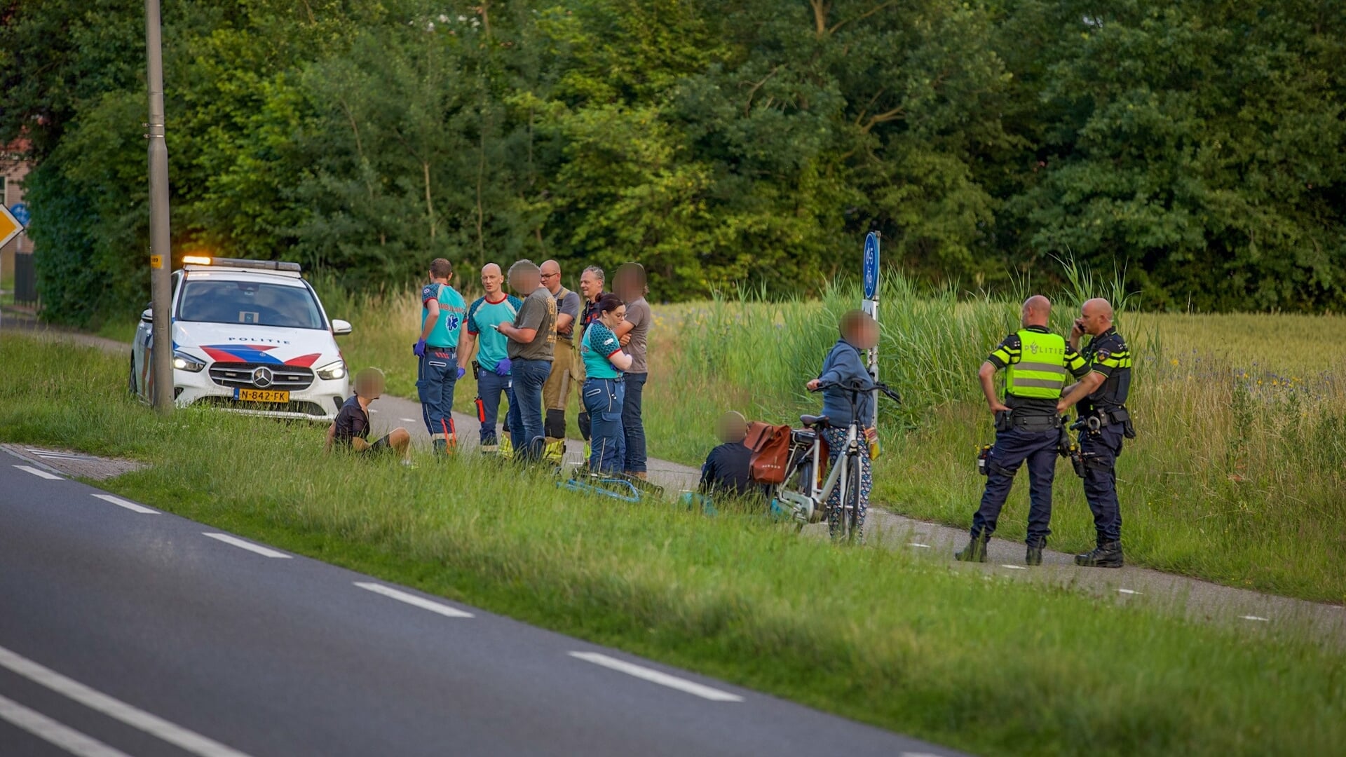 Twee fietsers raken gewond in Paasloo na en verkeerde inhaalactie