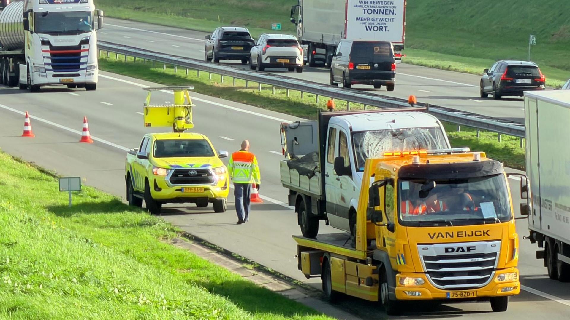 Bestelbus botst op zwaan op A50 bij Veghel