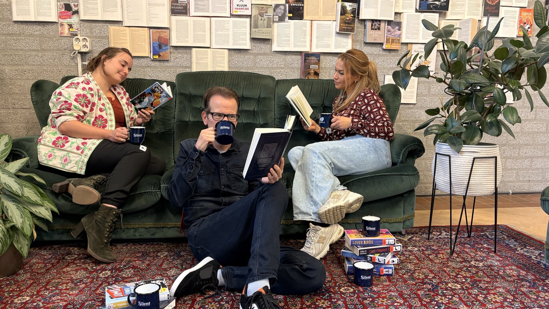 Bieb Uden viert 1-jarig jubileum Silent Book Club met cadeautje