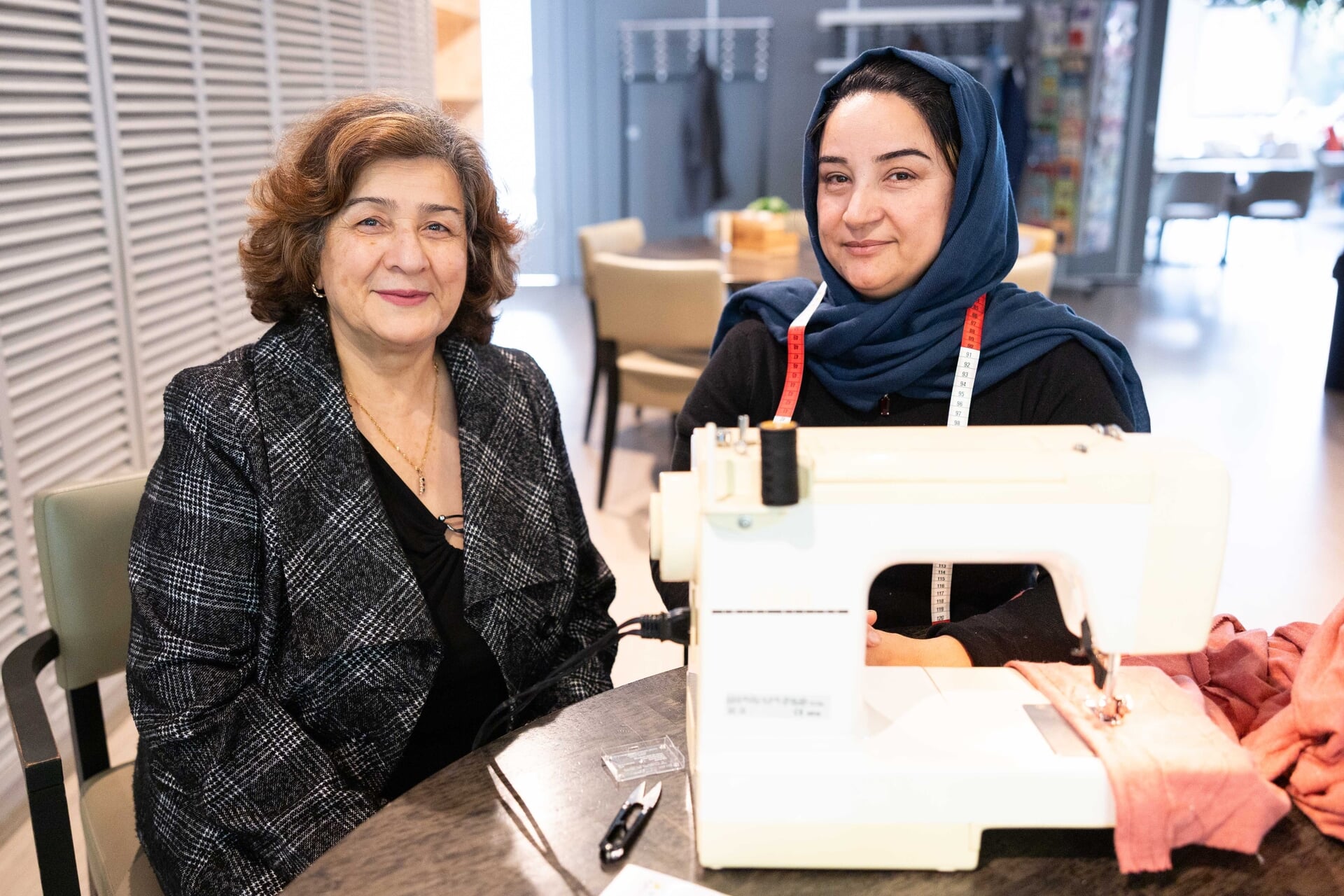 Afghaanse Laila geeft naailes in MuzeRijk Uden