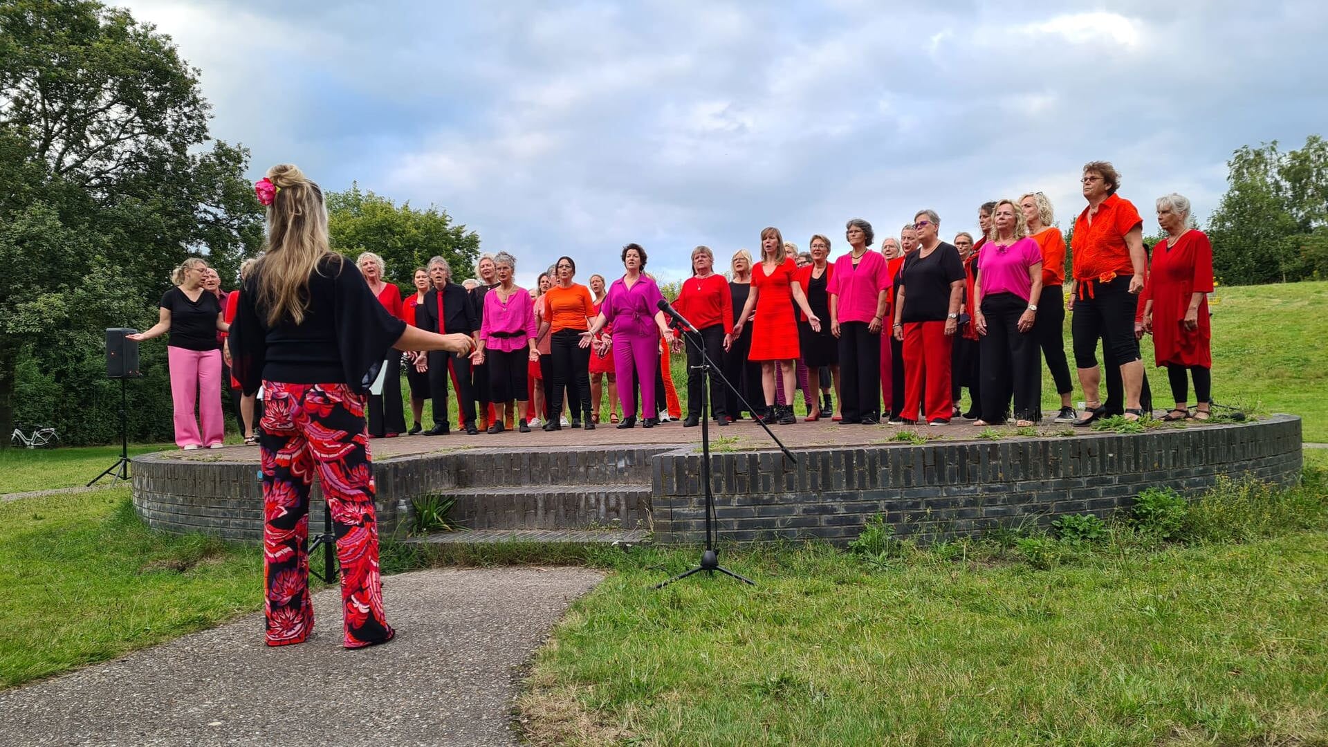 Happyhartkoor en Happy Hart Singers geven openluchtconcert in De Gagels