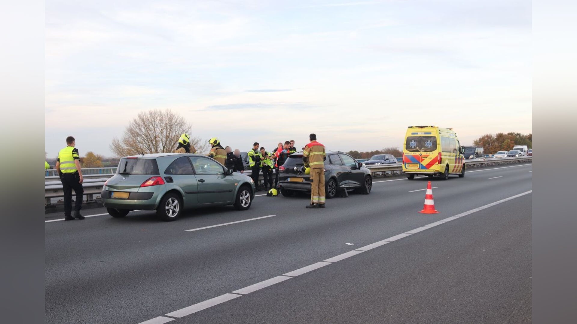 Kop-staartbotsing op Maasbrug A50 bij Ravenstein
