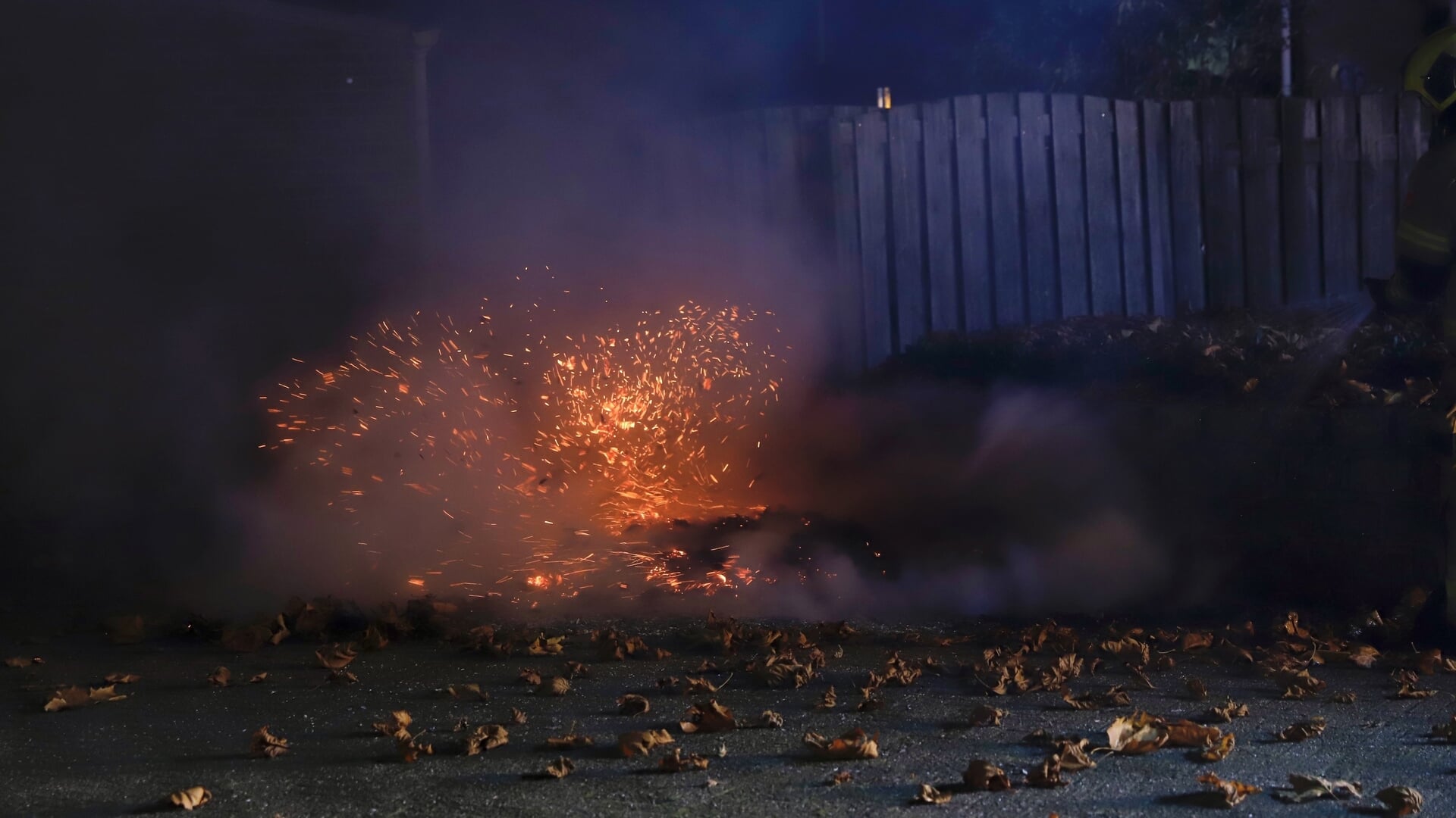 Brandweer blust buitenbrand aan de Sleedoorn