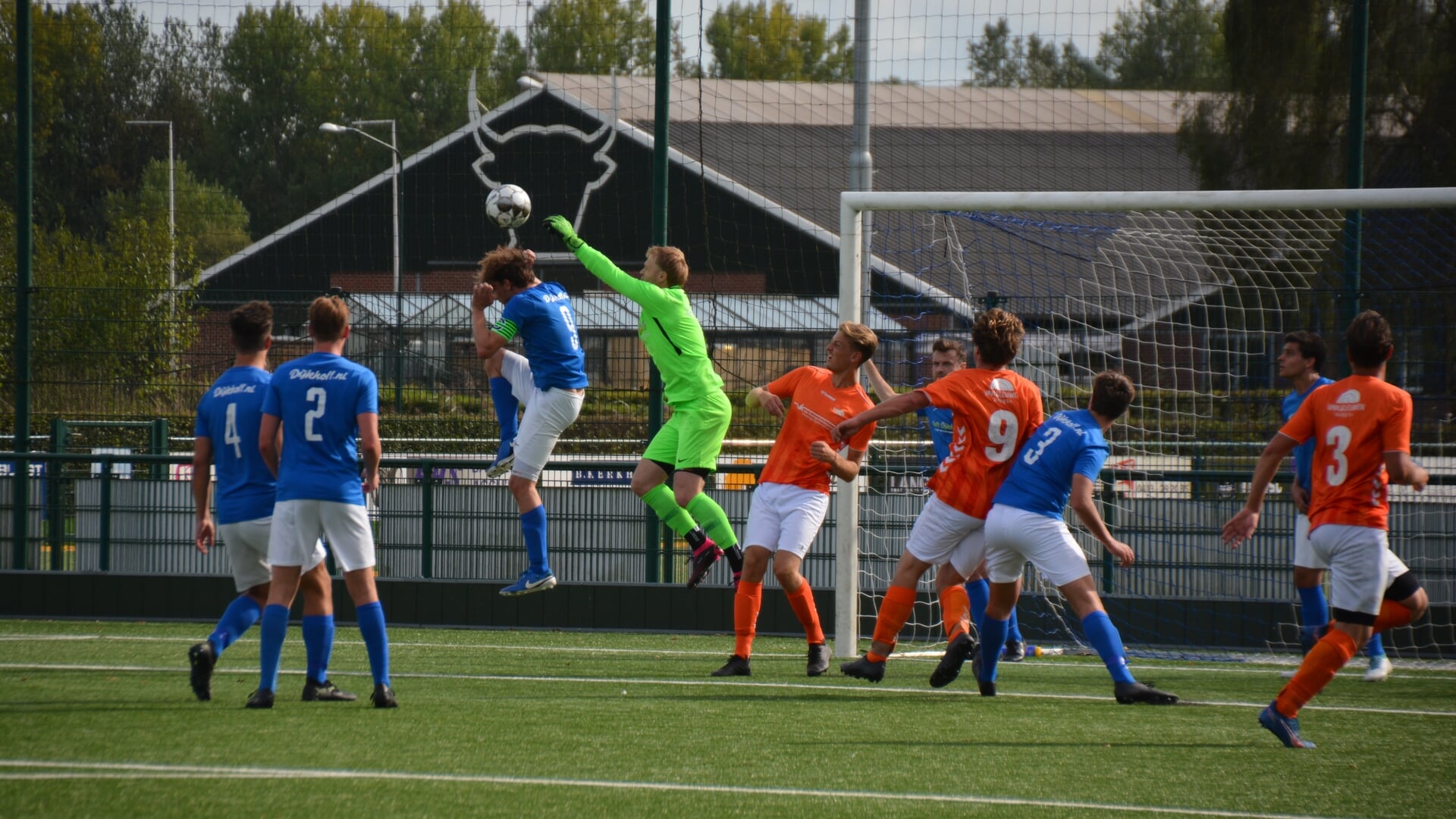 3F: Koploper Volkel naar buurman, Prinses Irene treft Margriet; Heeswijk op bezoek bij EVVC