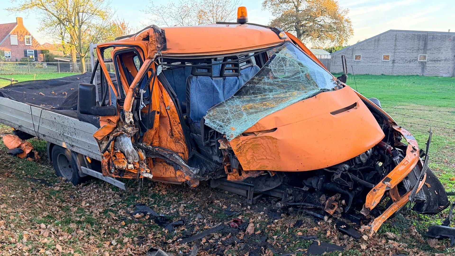 Werkbus botst op bomen en belandt in weiland aan Boekelseweg