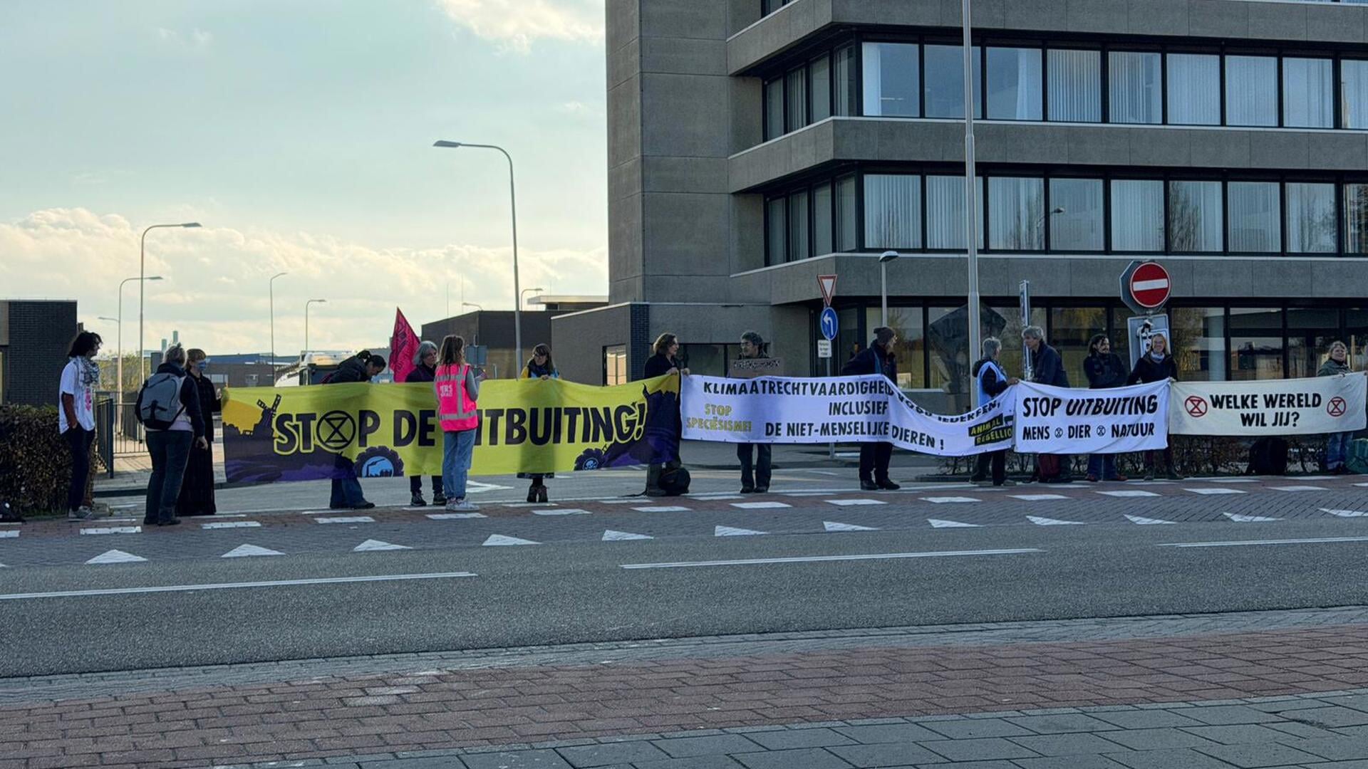 Demonstranten van Extinction Rebellion blokkeren toegang FrieslandCampina