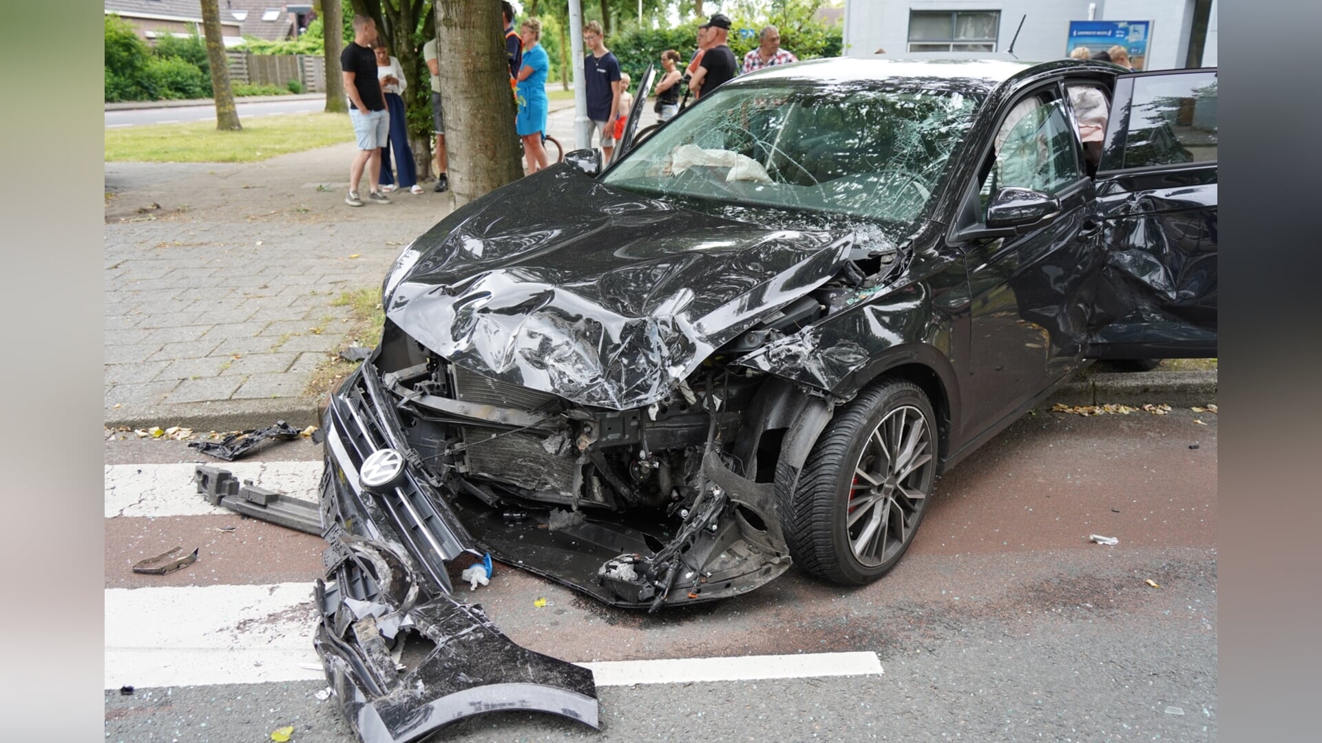 Zwollenaren zorgen voor chaos na crash in Wezep: Geen rijbewijs en verwarring over de bestuurder