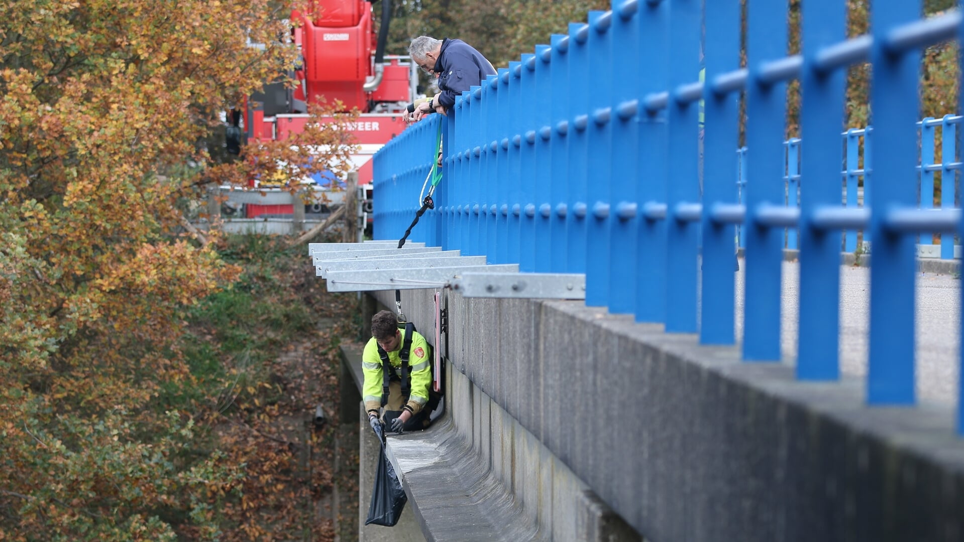 Munitie aangetroffen bij brug in Linden