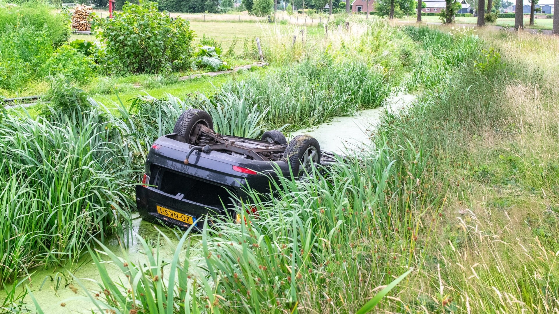 Auto op de kop in sloot bij Havelte