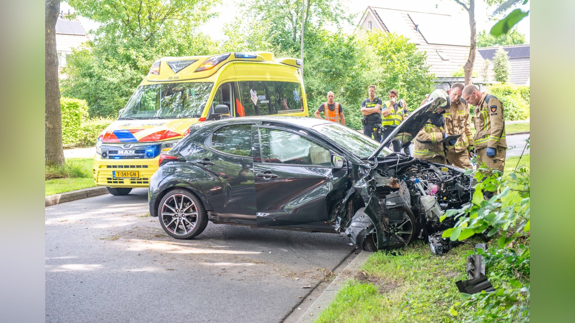 Auto botst tegen boom in Havelte: bestuurder naar het ziekenhuis
