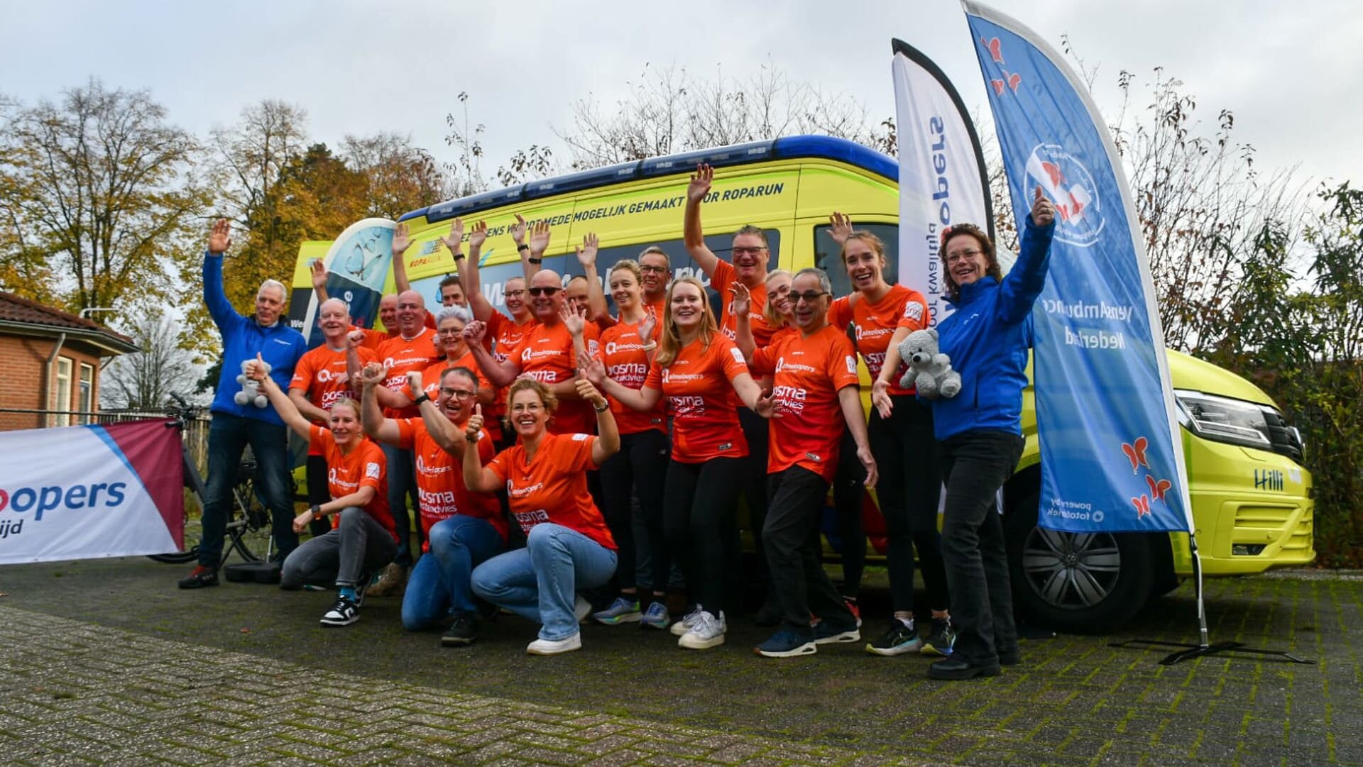 Almeloopers wijden nieuwe wensambulance in