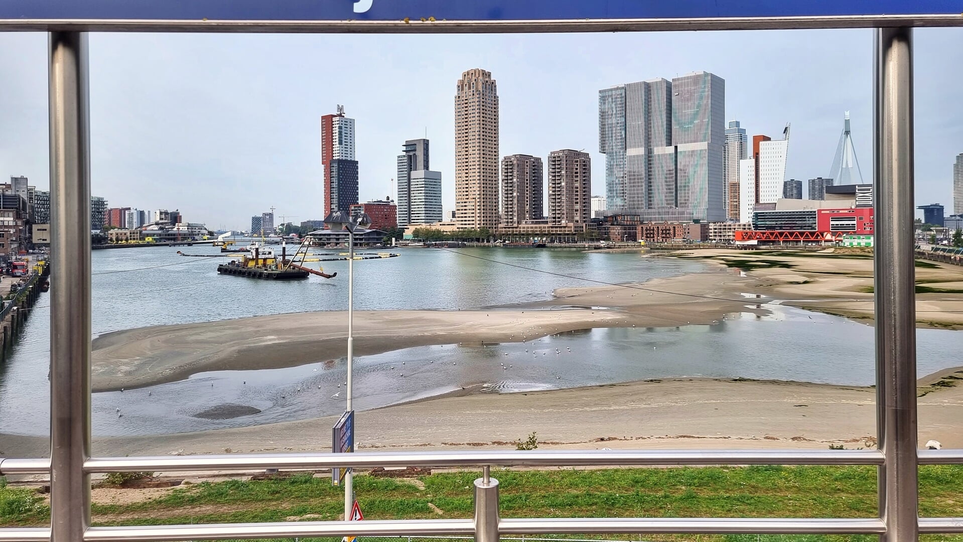 Dromen van een dagje strand op het perron van metrostation Rijnhaven ...