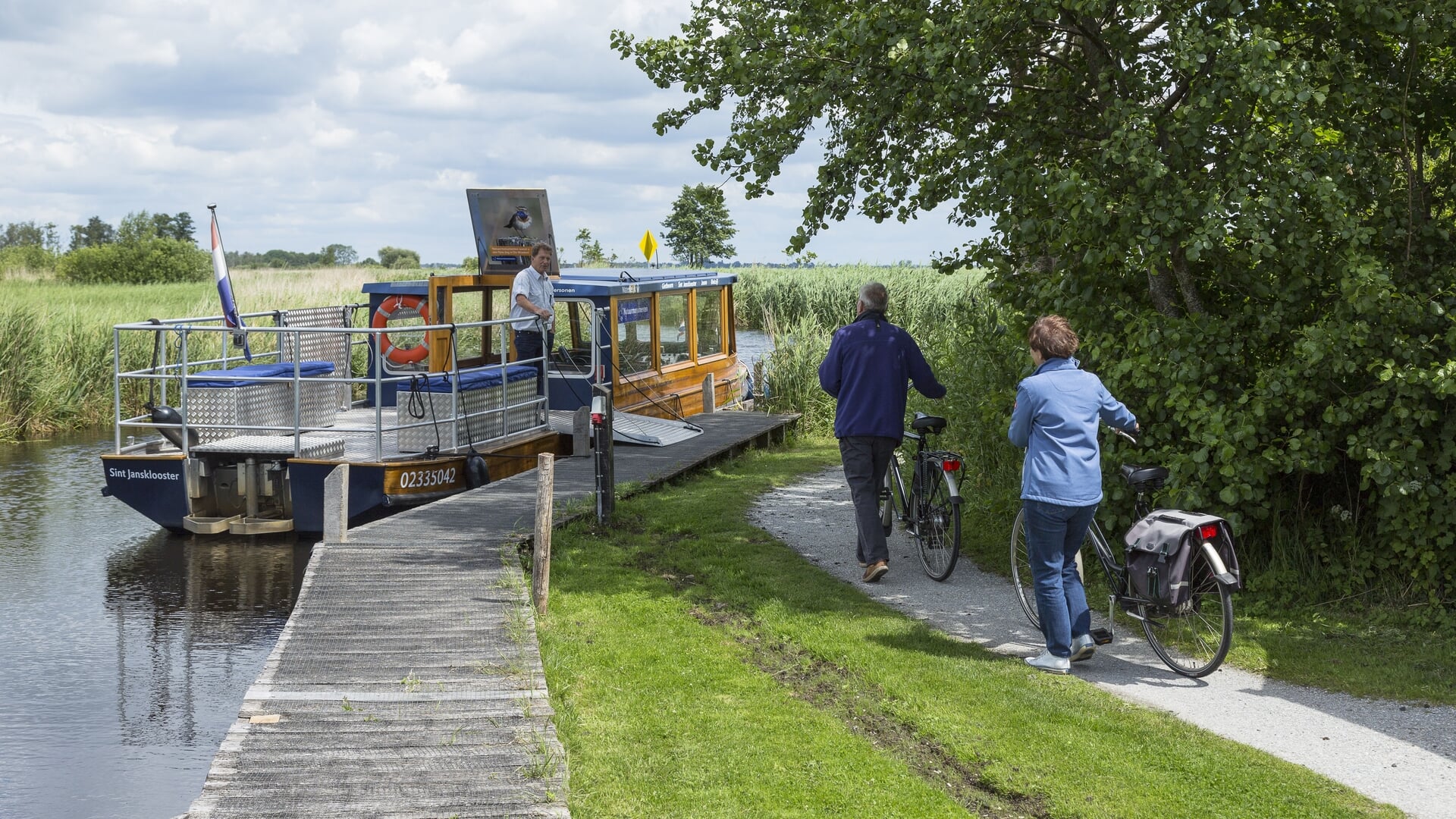 Vaar met de waterbus door De Wieden: comfortabel varen, wandelen en fietsen op één dag