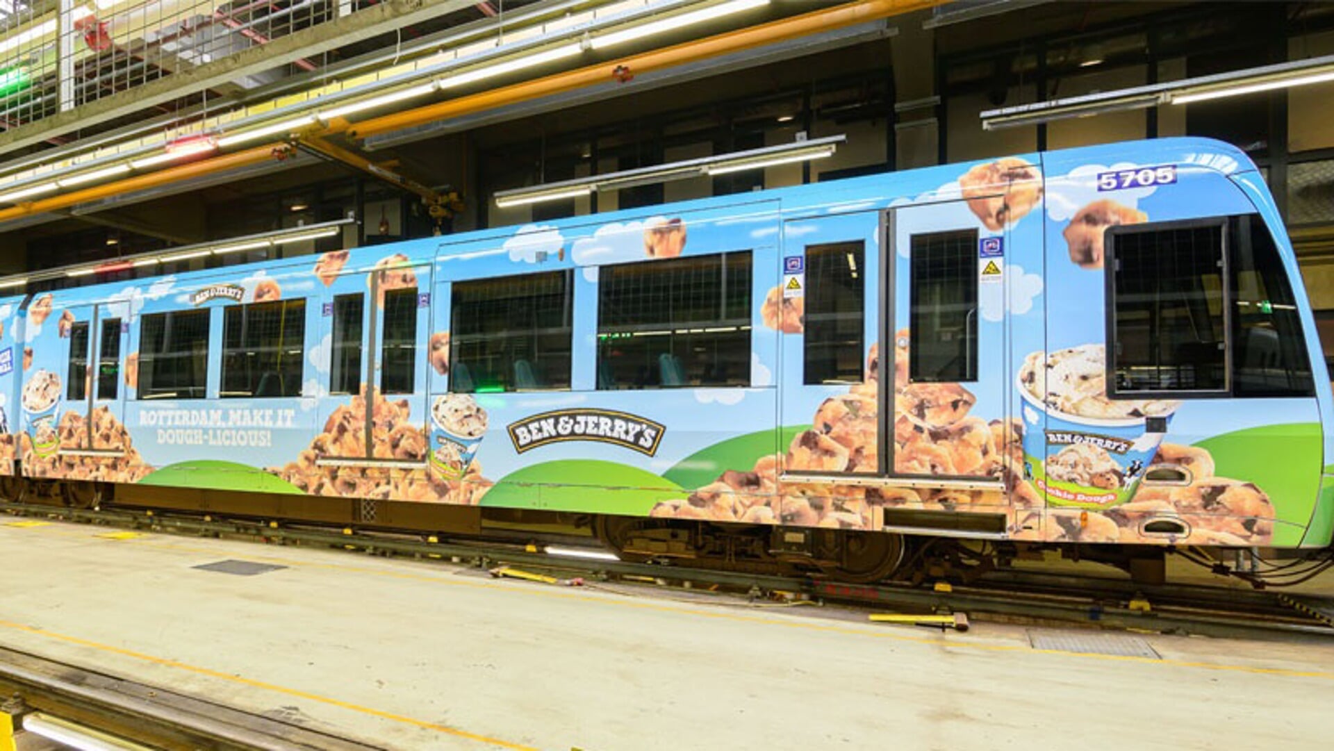 Primeur voor de RET: reclame aan de buitenkant van de metro ...