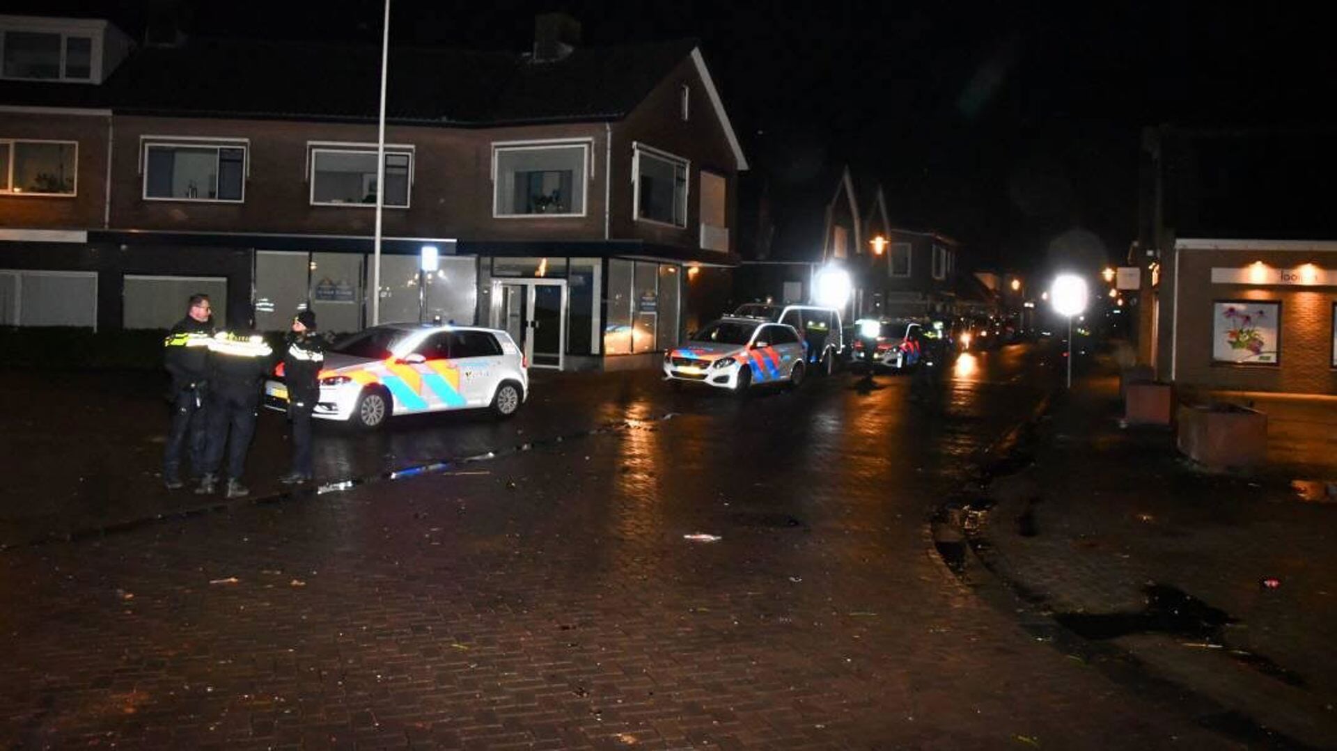(Update) Onrustige nieuwjaarsnacht in Krabbendijke: Politie grijpt in - Al het nieuws uit Reimerswaa