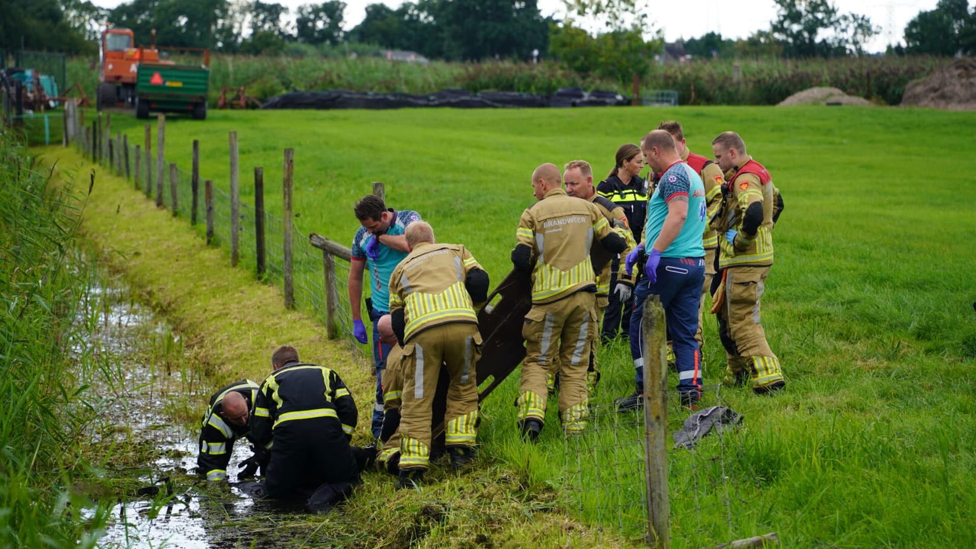 Motorrijder rijdt de sloot in