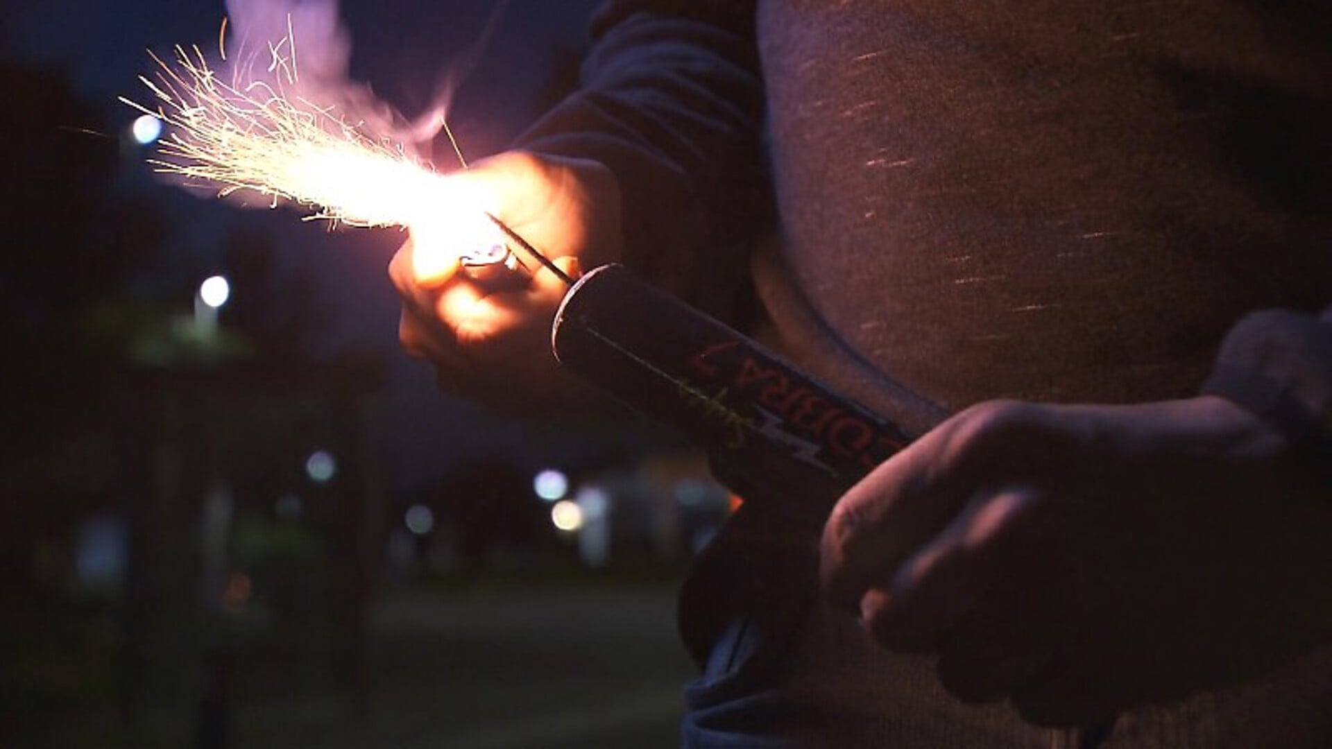 Jongen (15) verliest deel van zijn hand door gevonden vuurwerk op straat