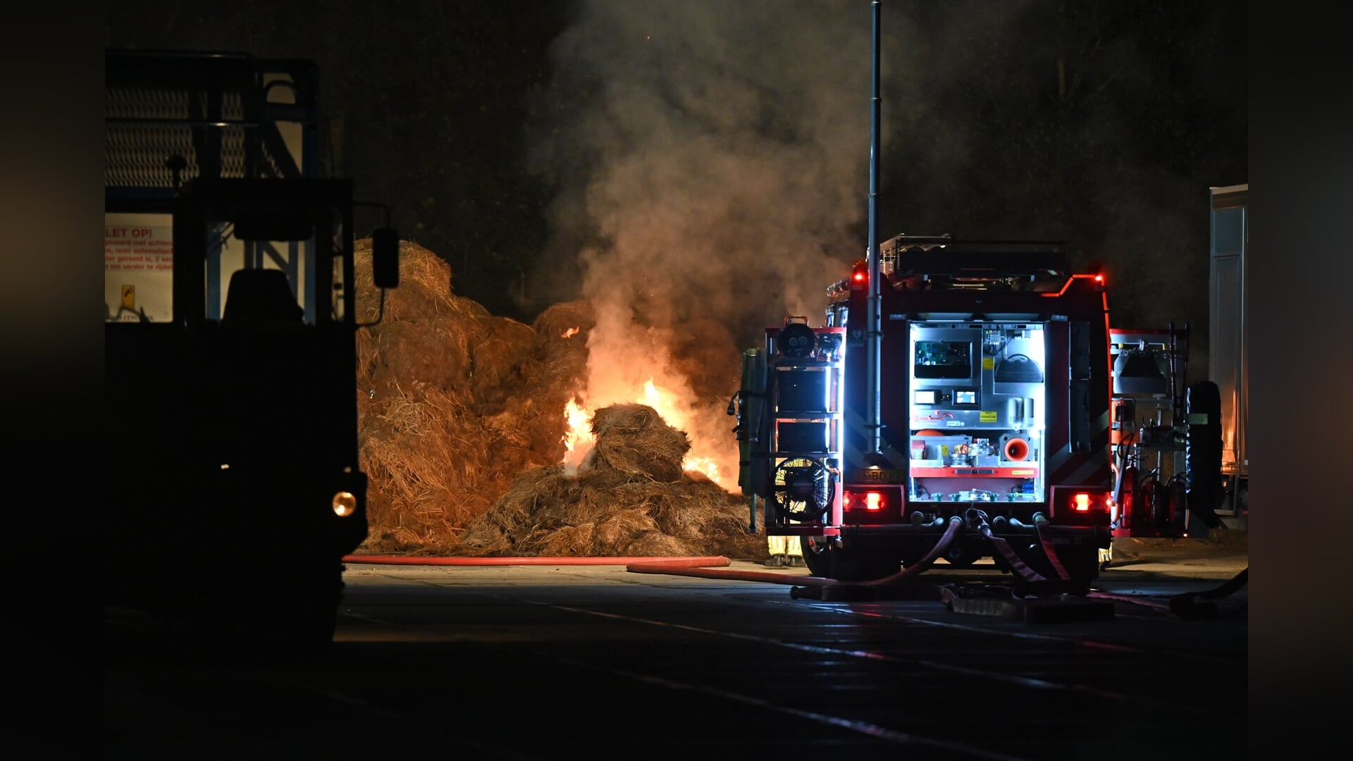 112 DRONTEN: Brand in grote bult gemaaid gras bij bedrijfspand Swifterbant