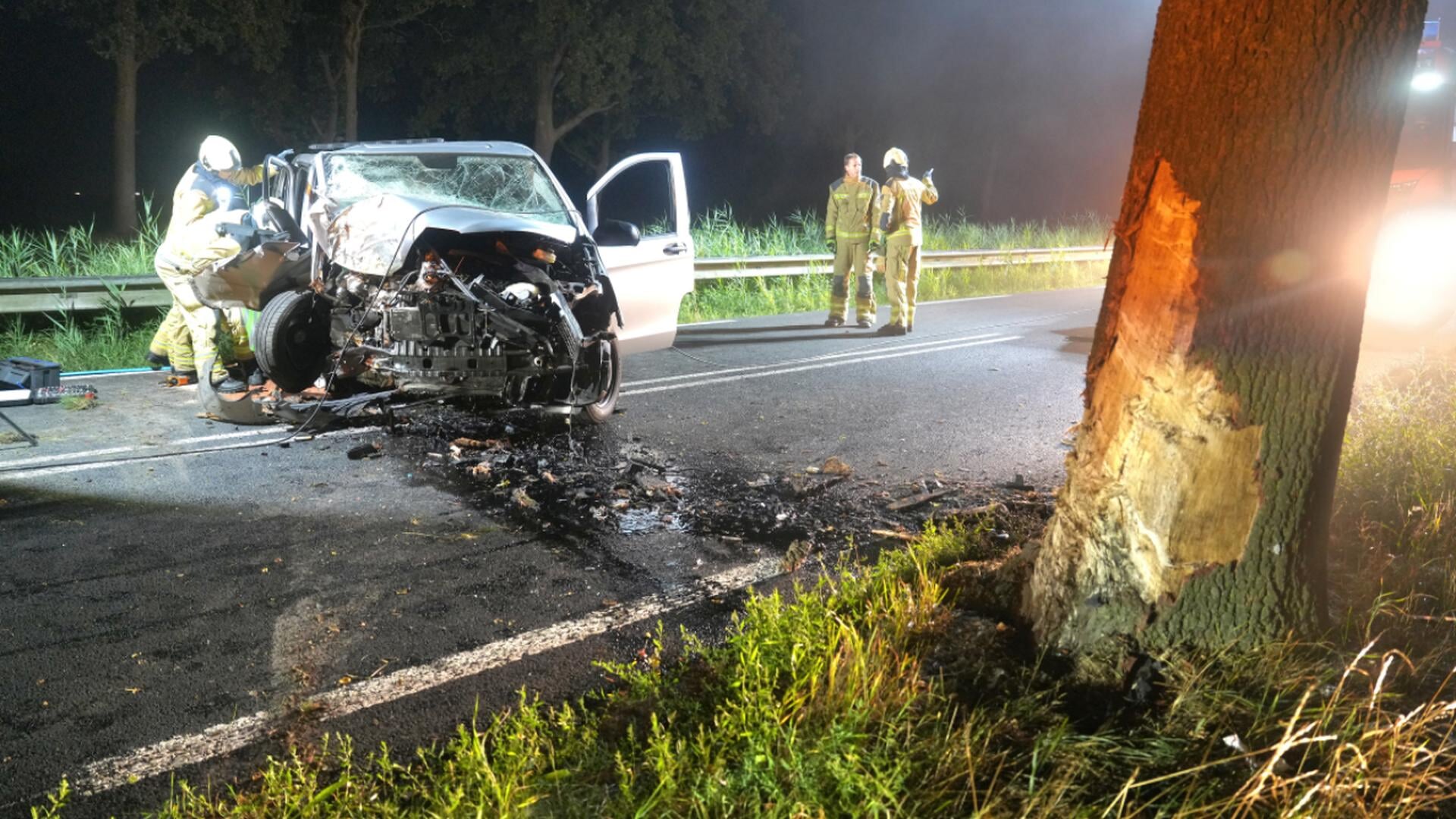 Ernstig ongeval: busje frontaal tegen boom op N371 Havelte