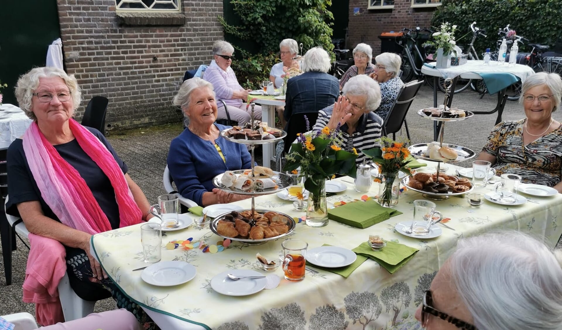 Vrouwen van Nu Steenderen starten met gezellige high tea