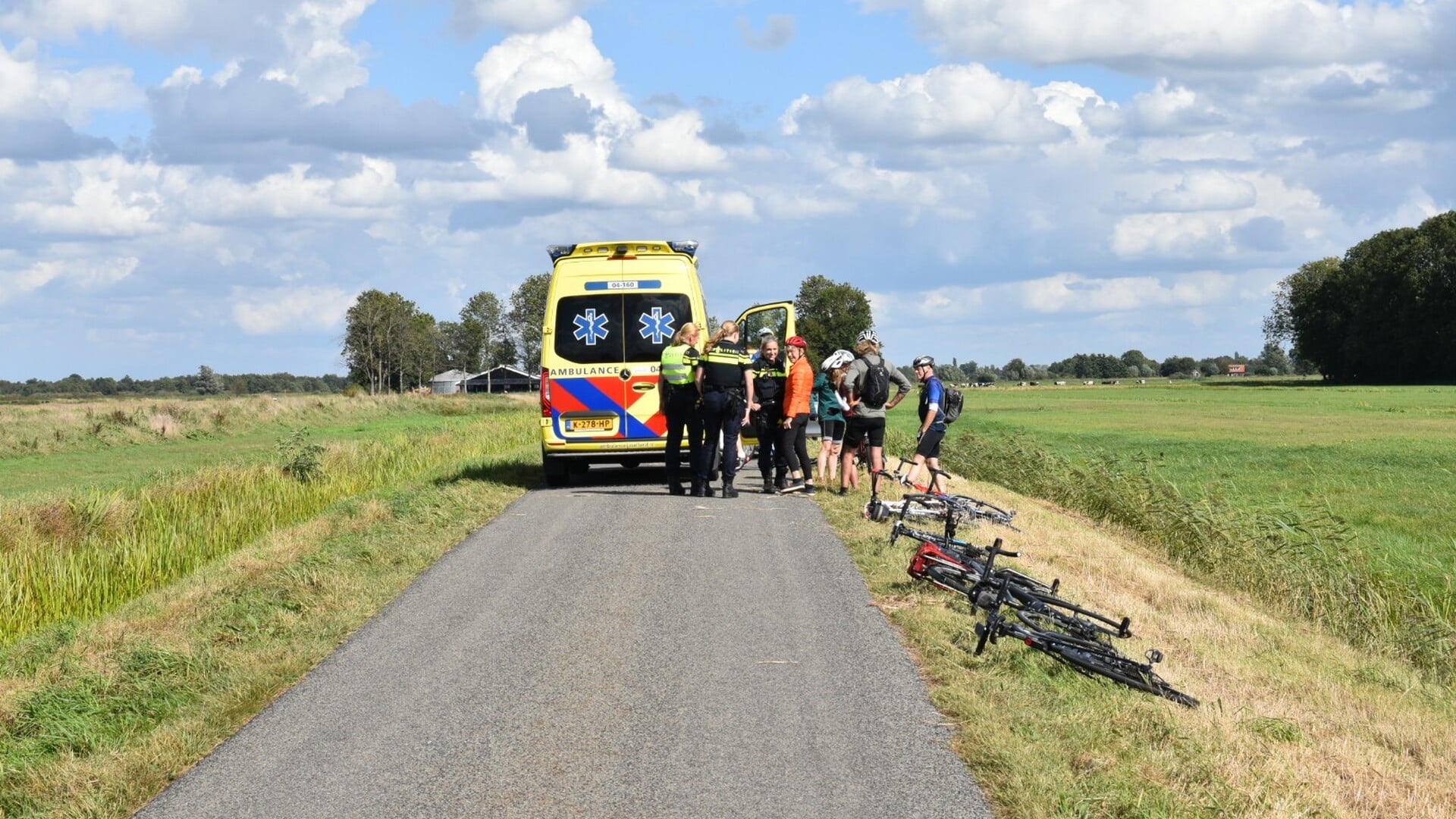 Wielrenner raakt gewond na ongeval bij Blokzijl