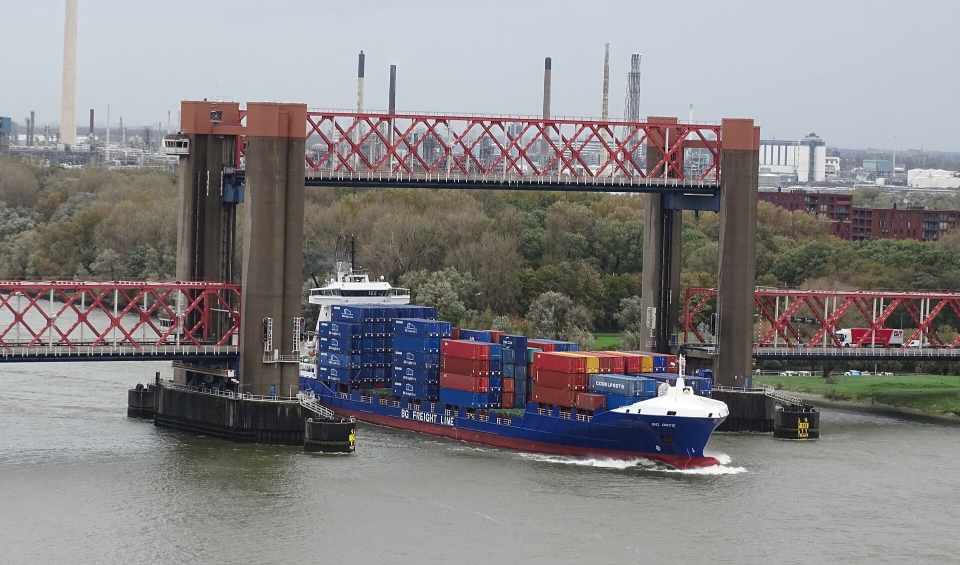 Bijna werd de Spijkenisserbrug geramd door een zeeschip, het ging maar ...