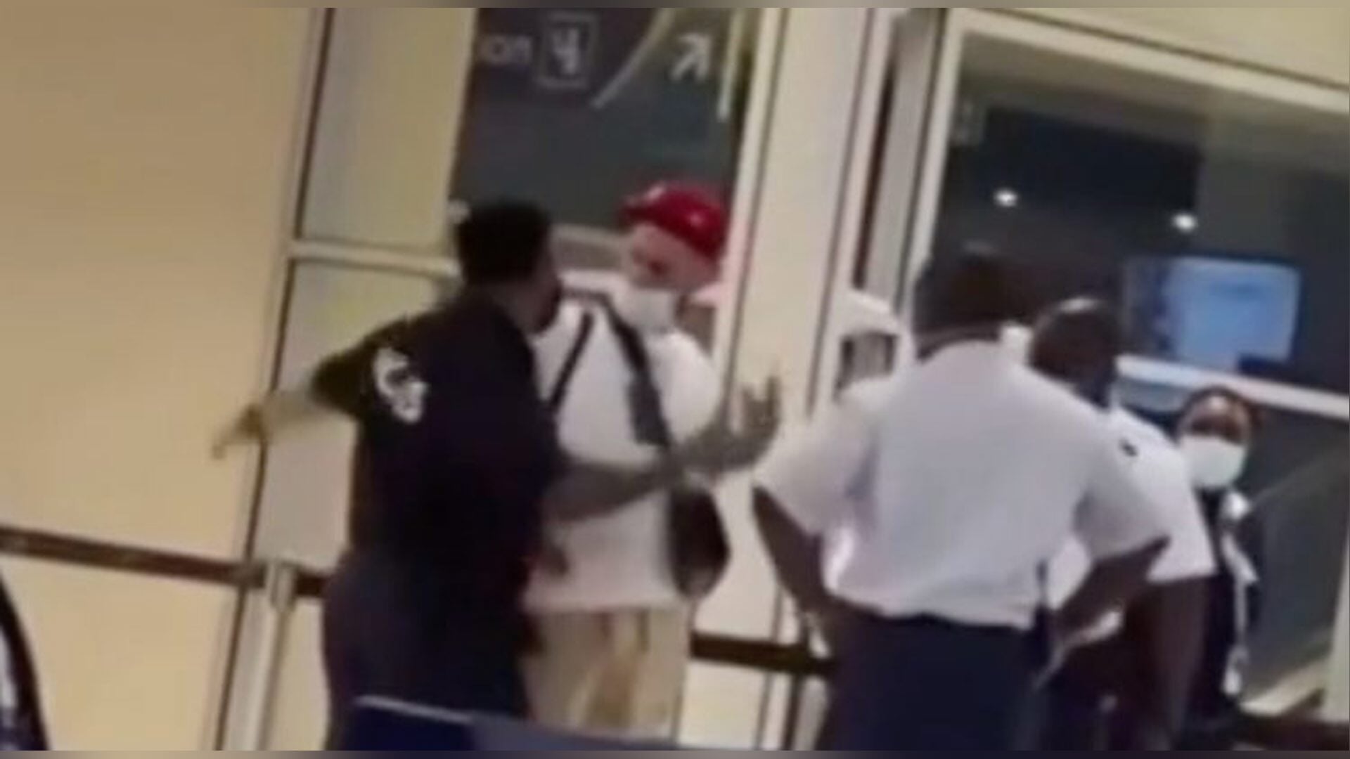 Rapper krijgt klappen op luchthaven Curaçao - Altijd het laatste nieuws