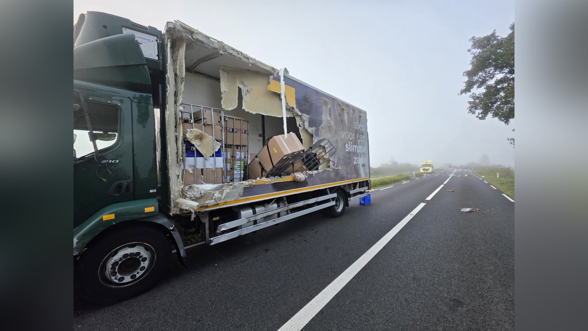 Ravage in Wanneperveen na botsing tussen twee vrachtauto’s