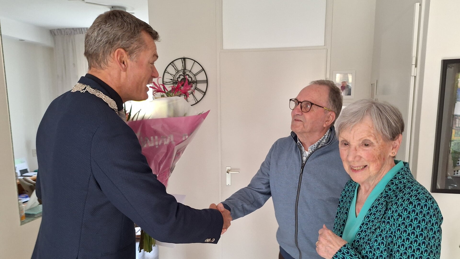 Diamanten bruidspaar viert trouwdag zoals het uitkomt