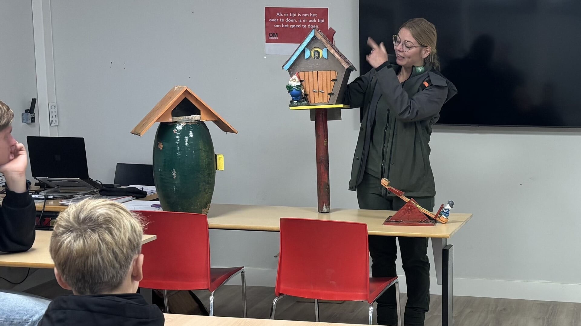 Leerlingen Agnieten College Zwartsluis helpen bij herstel kabouterpad in de Weerribben