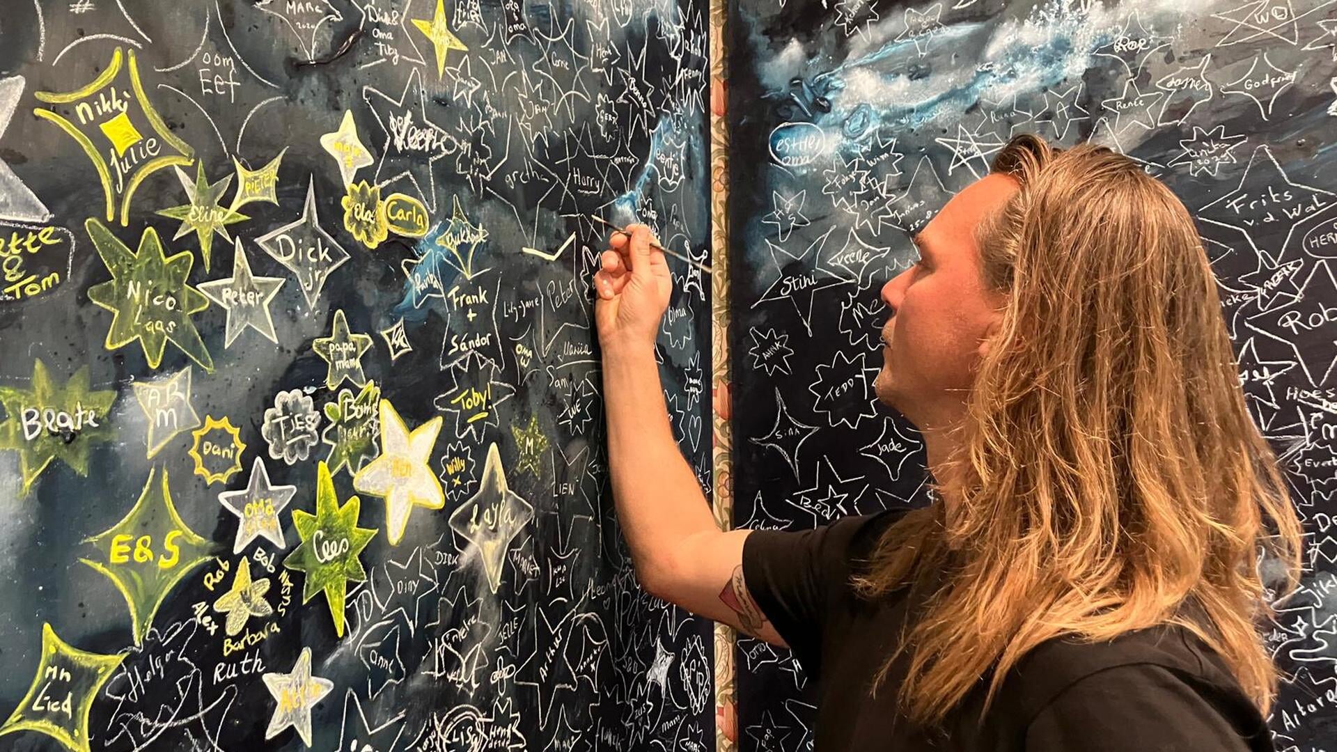 Schilderij wegens succes groter gemaakt: Bezoekers schilderen ster op ‘Het Gemis’