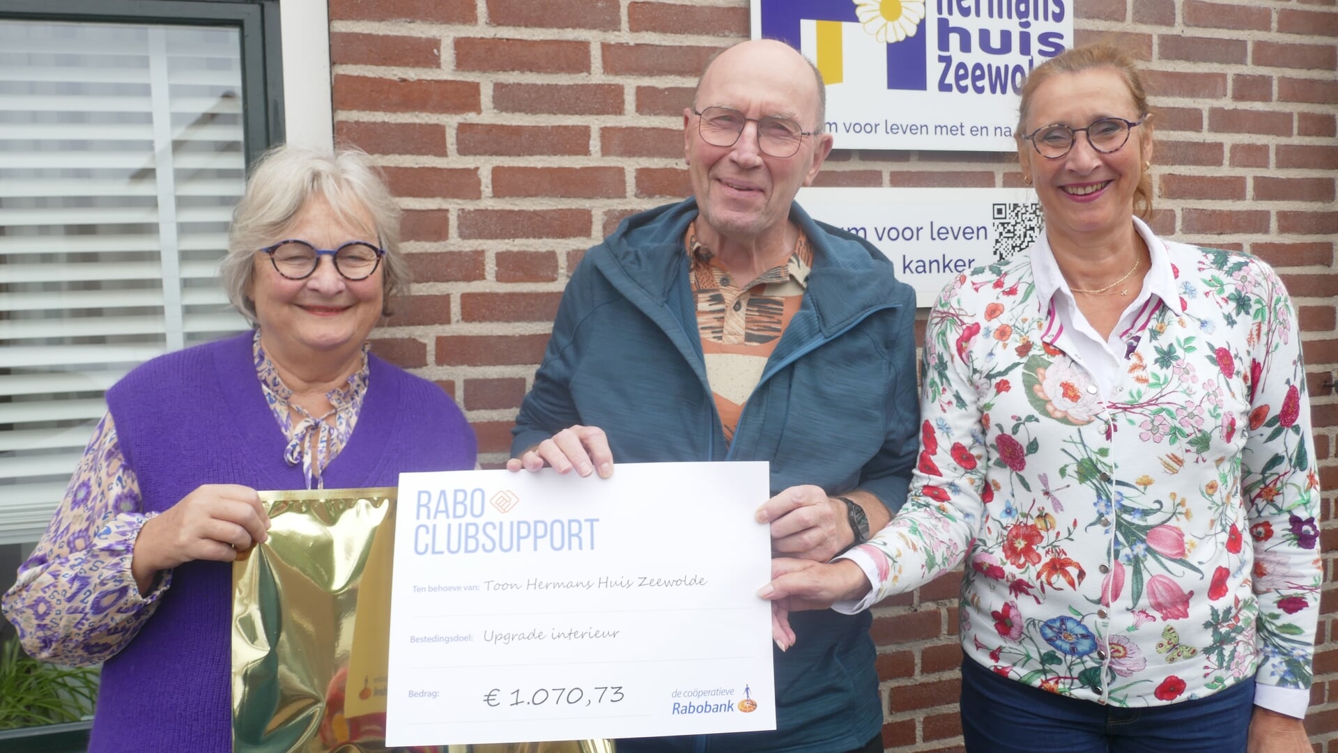 Mooie cheque voor Toon Hermans Huis Zeewolde