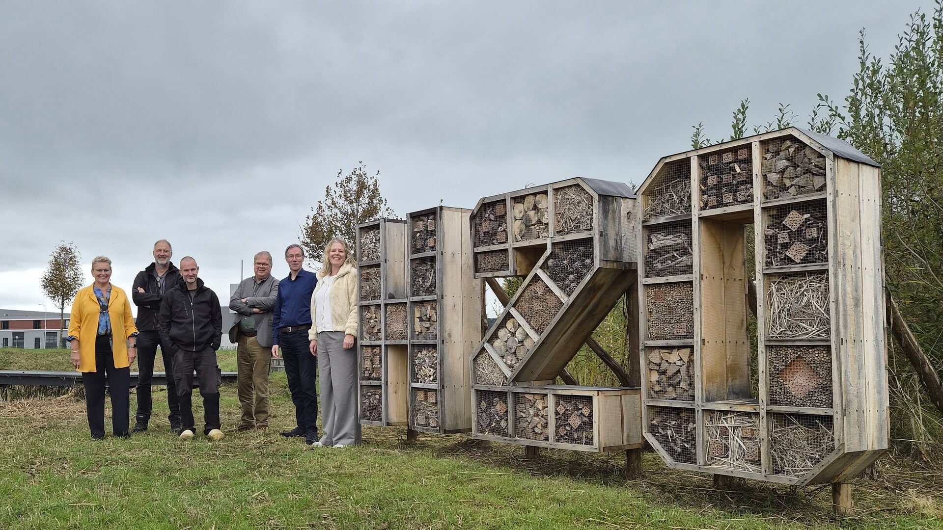 Insectenhotels sieren ingang bedrijvenpark H2O