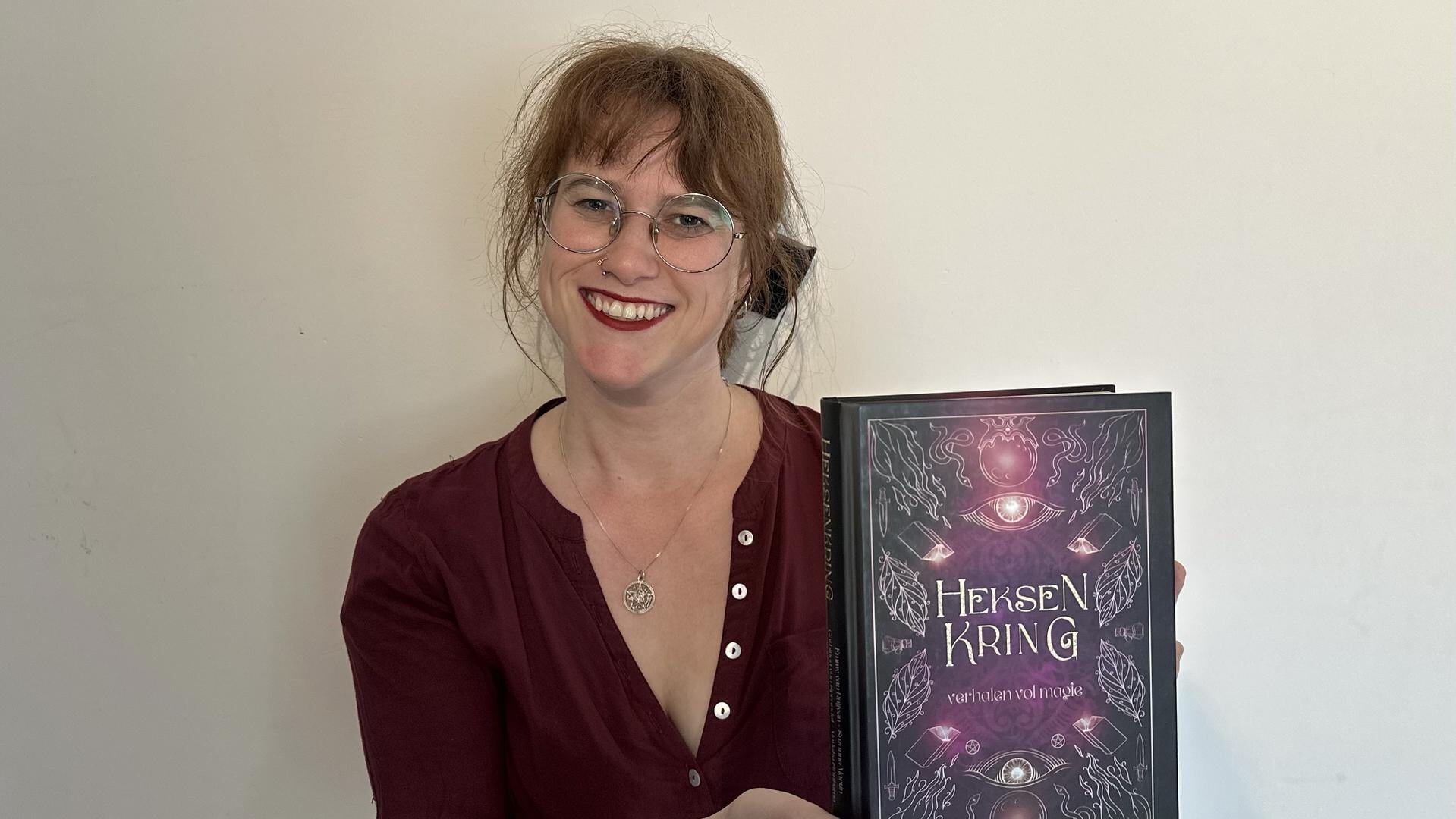 Dronter schrijfster Marijke signeert heksenverhalenbundel tijdens Halloween bij Bruna
