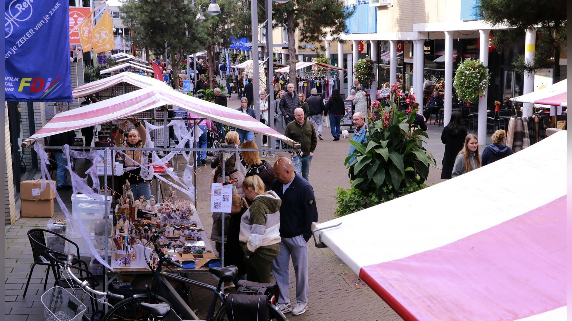 Zonnige herfstbraderie lokt publiek naar centrum