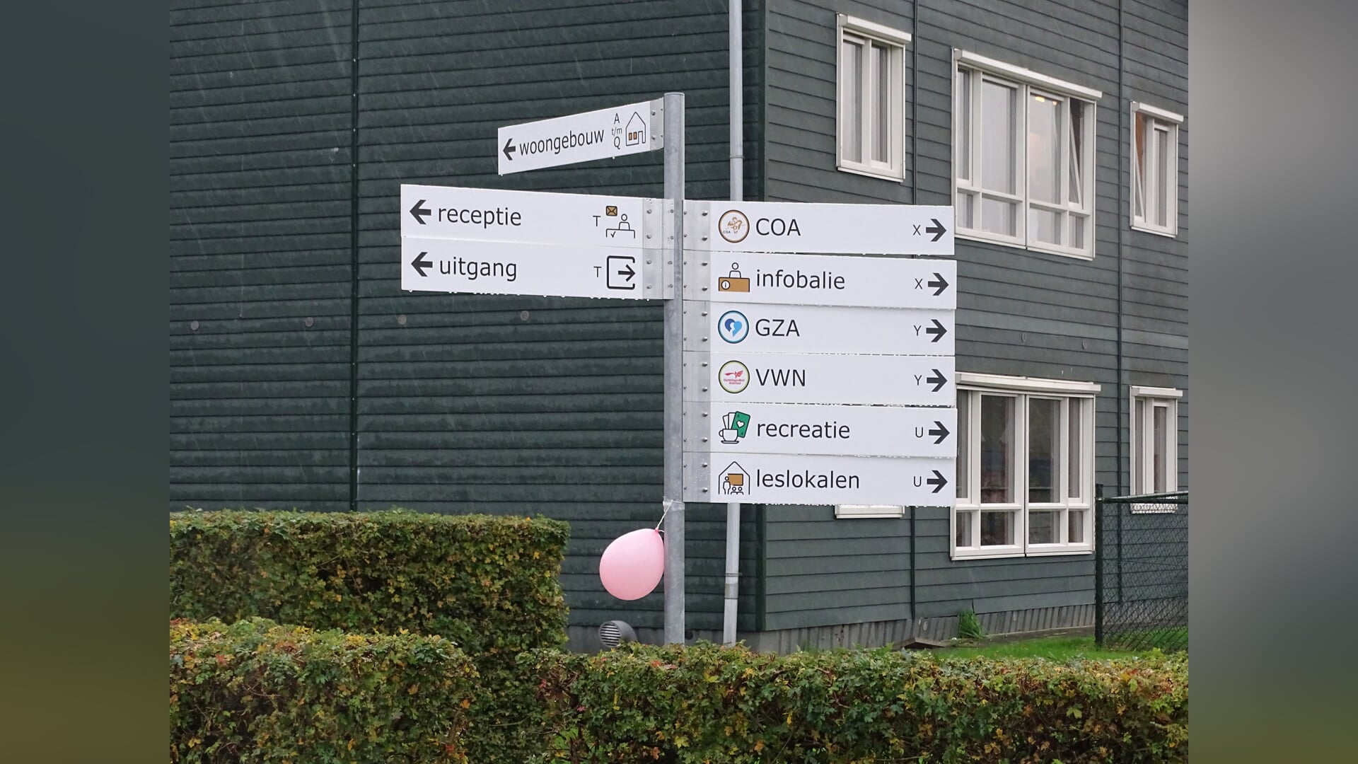 AZC Bosruiterweg toont dagelijks leven aan D66 Zeewolde tijdens Burendag