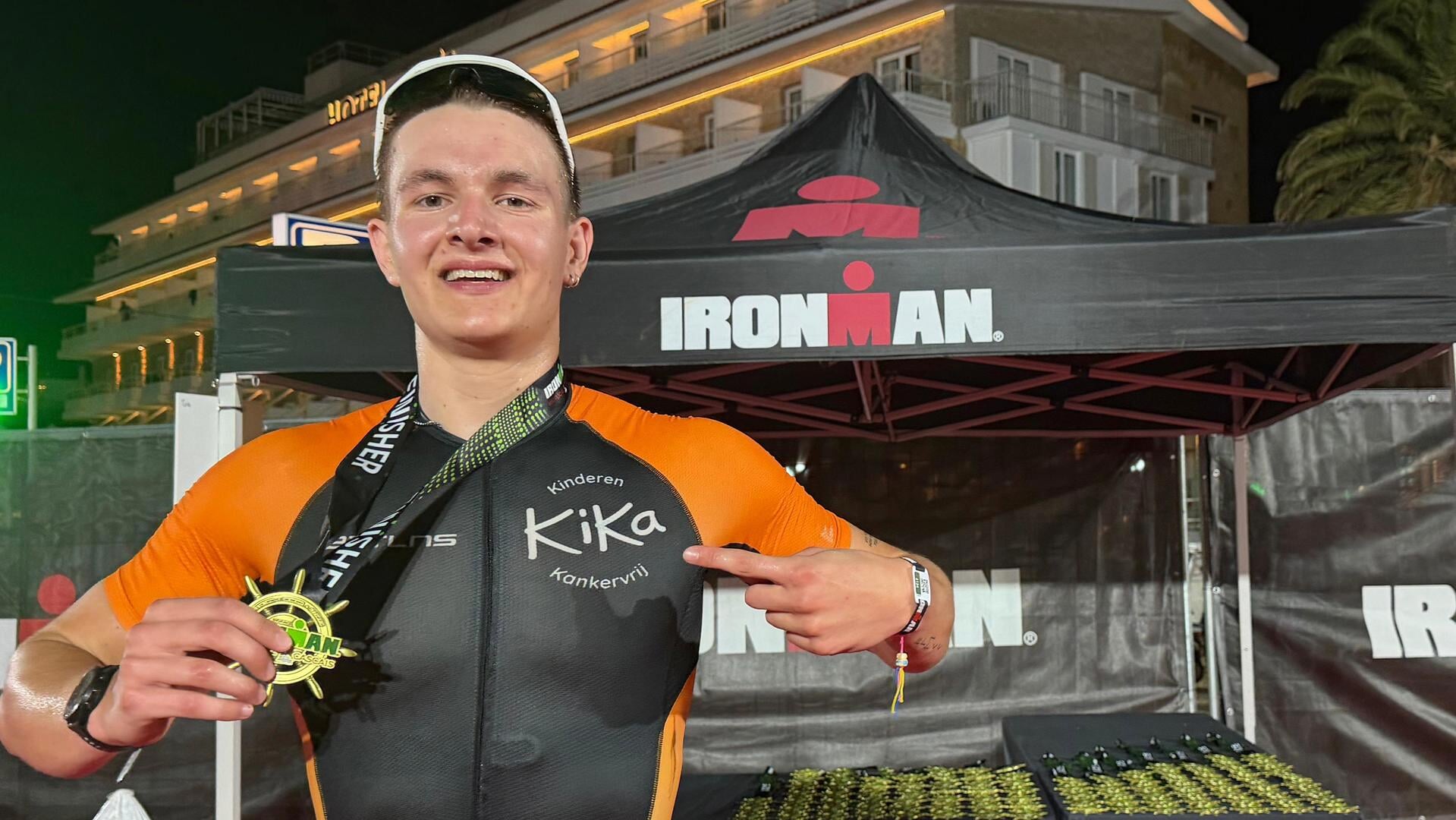 Cedric voltooit Ironman in Portugal en haalt €14.900 op voor KiKa