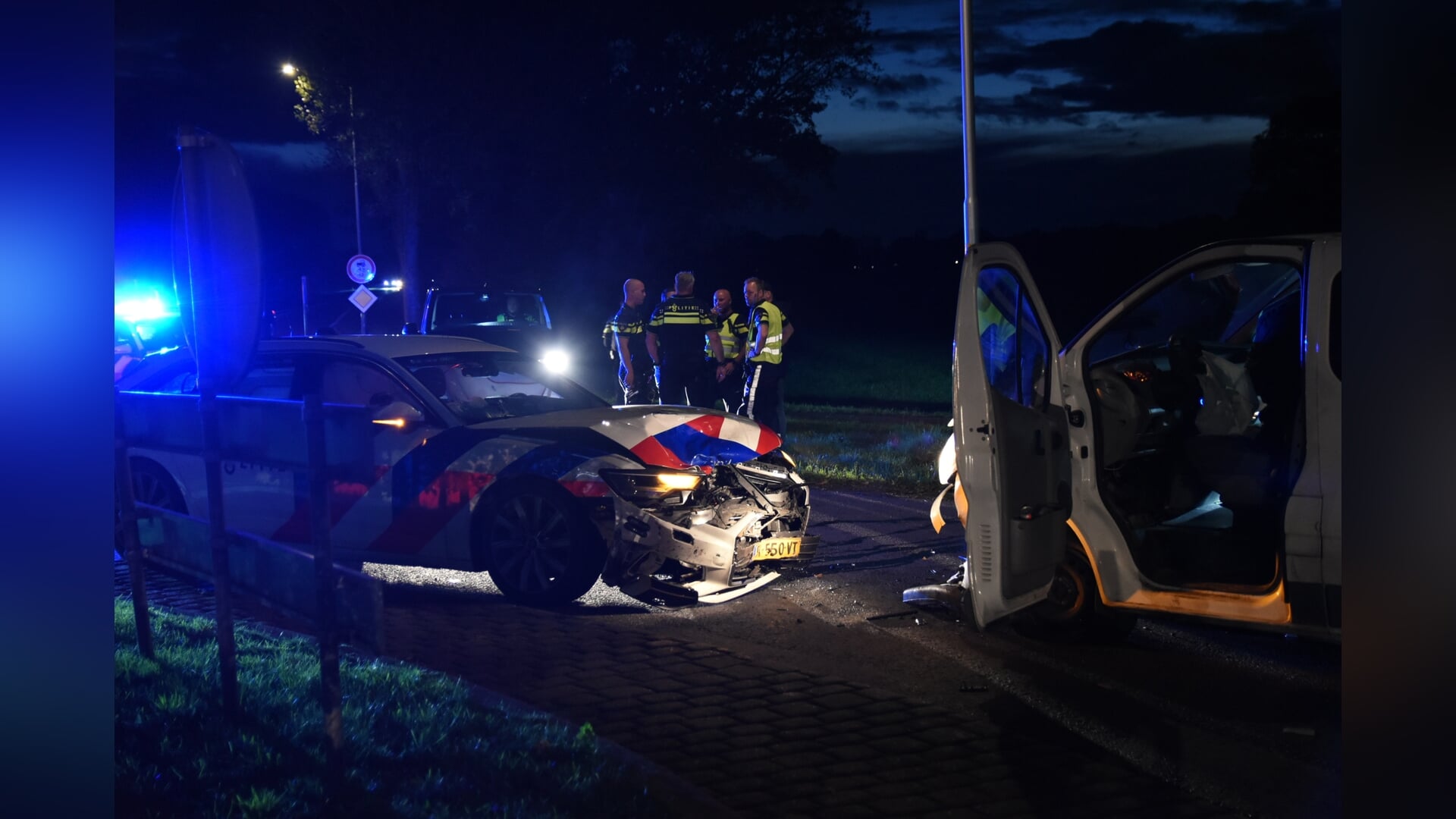 Bestelbus klemgereden na lange achtervolging door Overijssel en Drenthe: twee politie-auto’s in puin
