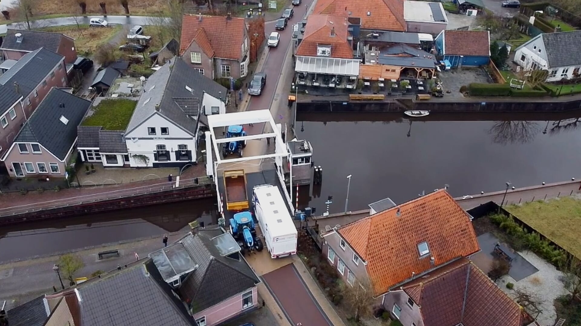 Tweede Kamerlid Thom van Campen bezoekt Ossenzijl voor gesprek over verkeerschaos en toekomstplannen